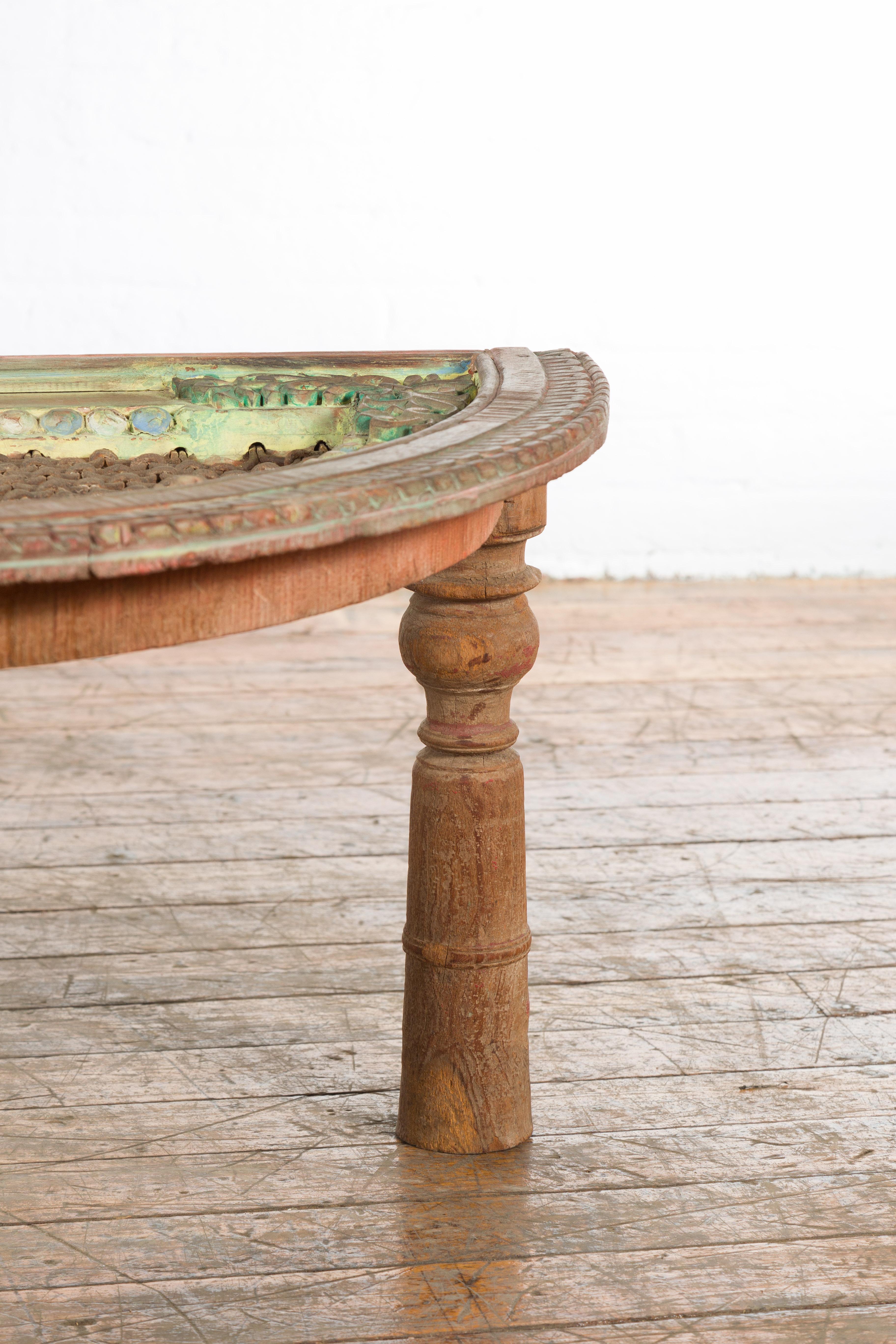 Table basse demi-lune indienne du 19ème siècle en bois de Sheesham avec plateau en fer pour grille de fenêtre en vente 2