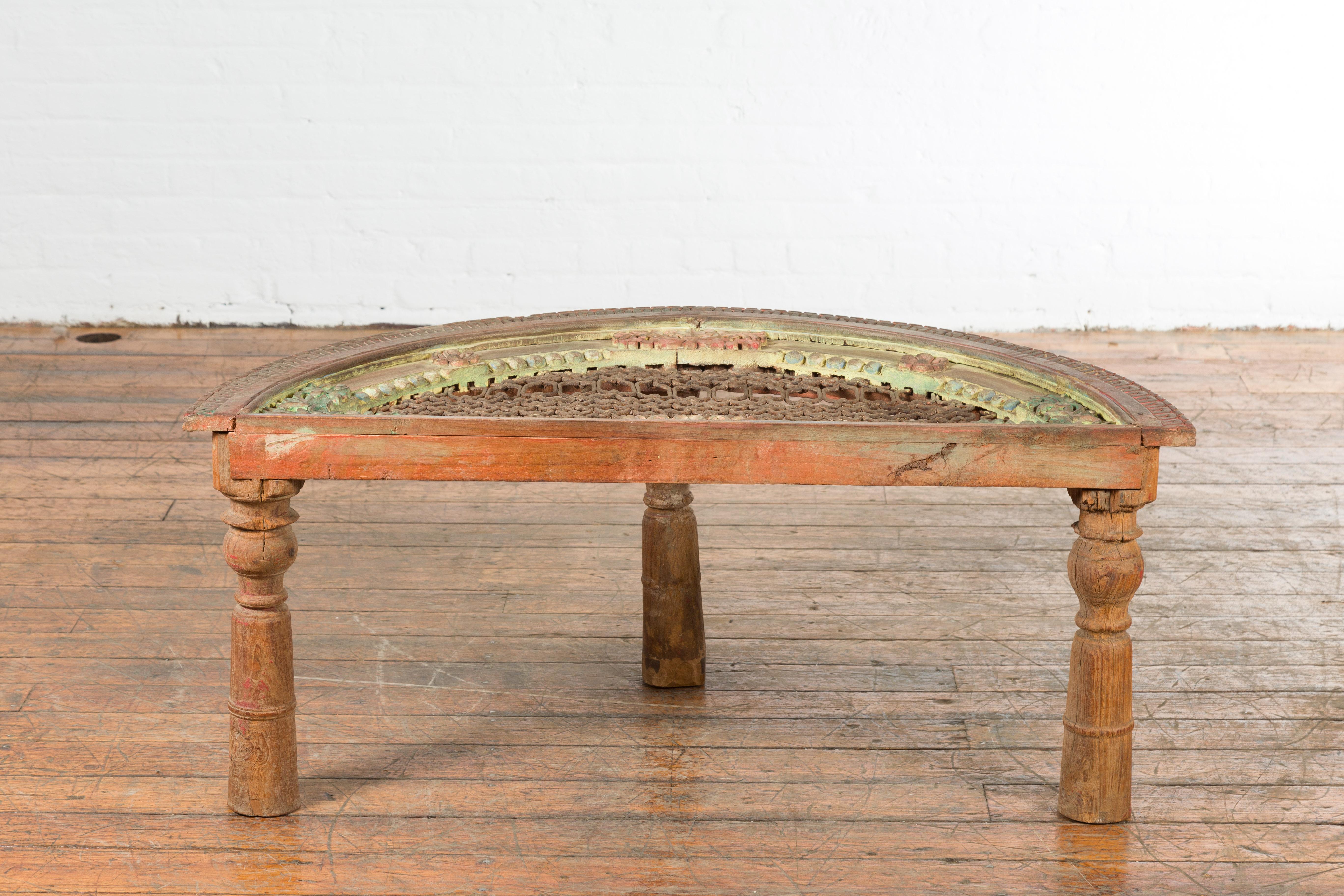 Table basse demi-lune indienne du 19ème siècle en bois de Sheesham avec plateau en fer pour grille de fenêtre en vente 7