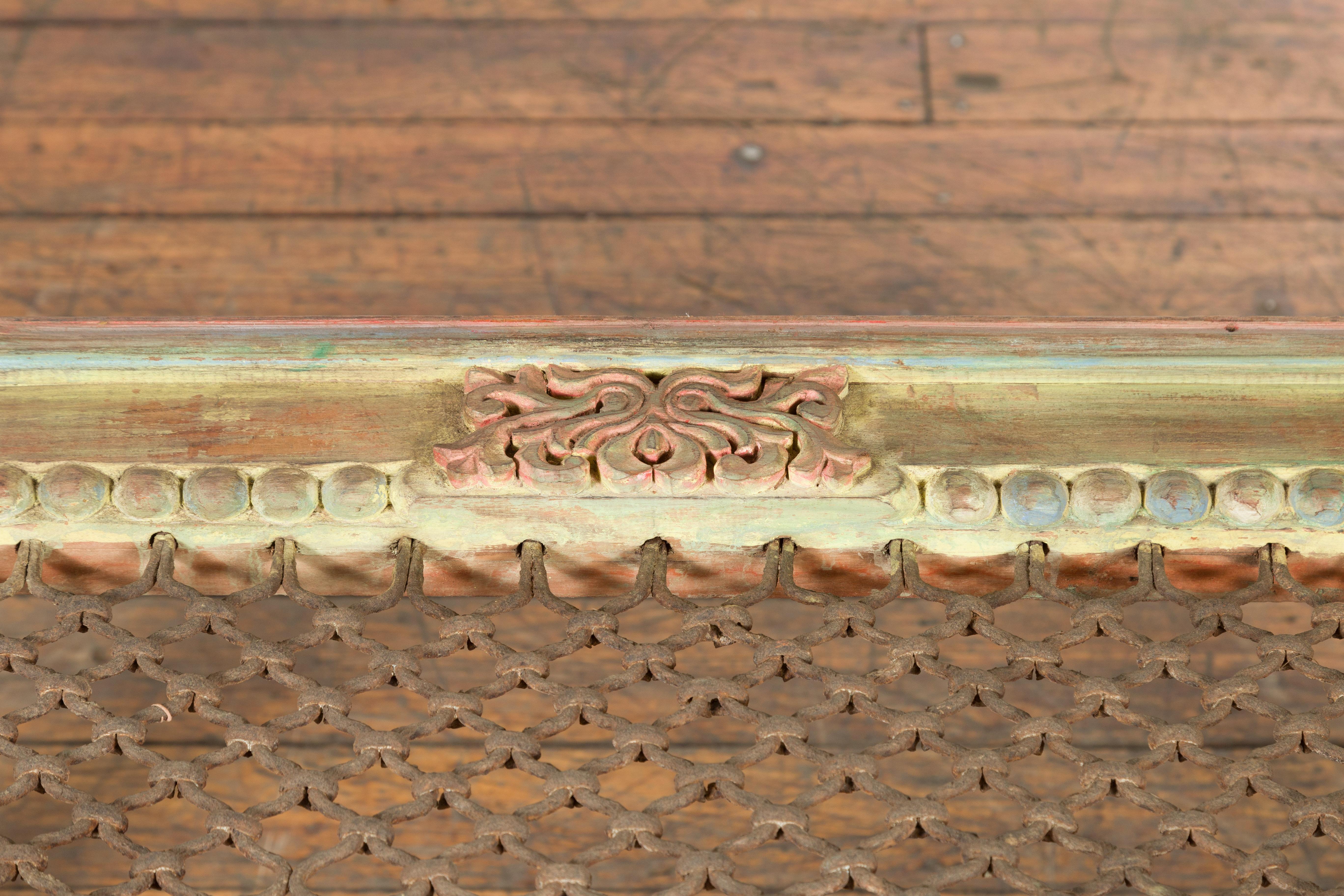 Sculpté Table basse demi-lune indienne du 19ème siècle en bois de Sheesham avec plateau en fer pour grille de fenêtre en vente