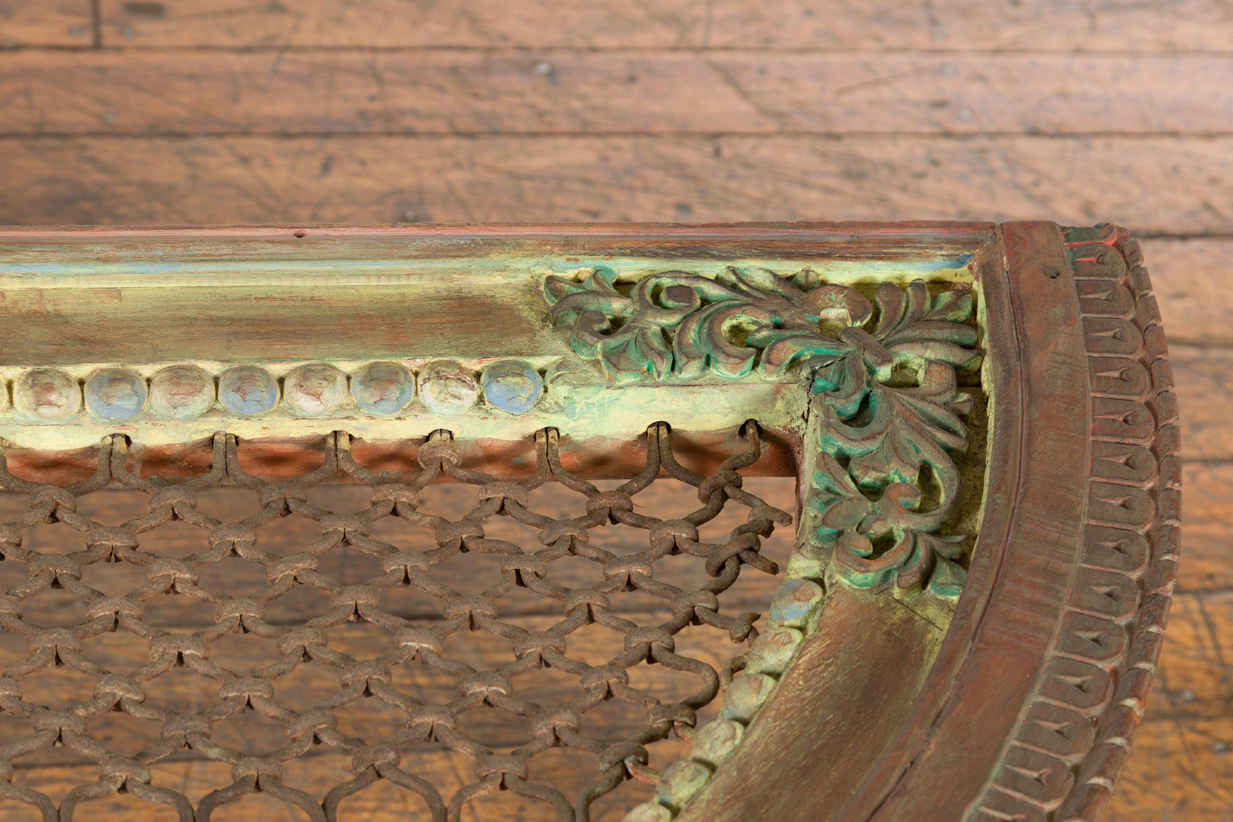XIXe siècle Table basse demi-lune indienne du 19ème siècle en bois de Sheesham avec plateau en fer pour grille de fenêtre en vente
