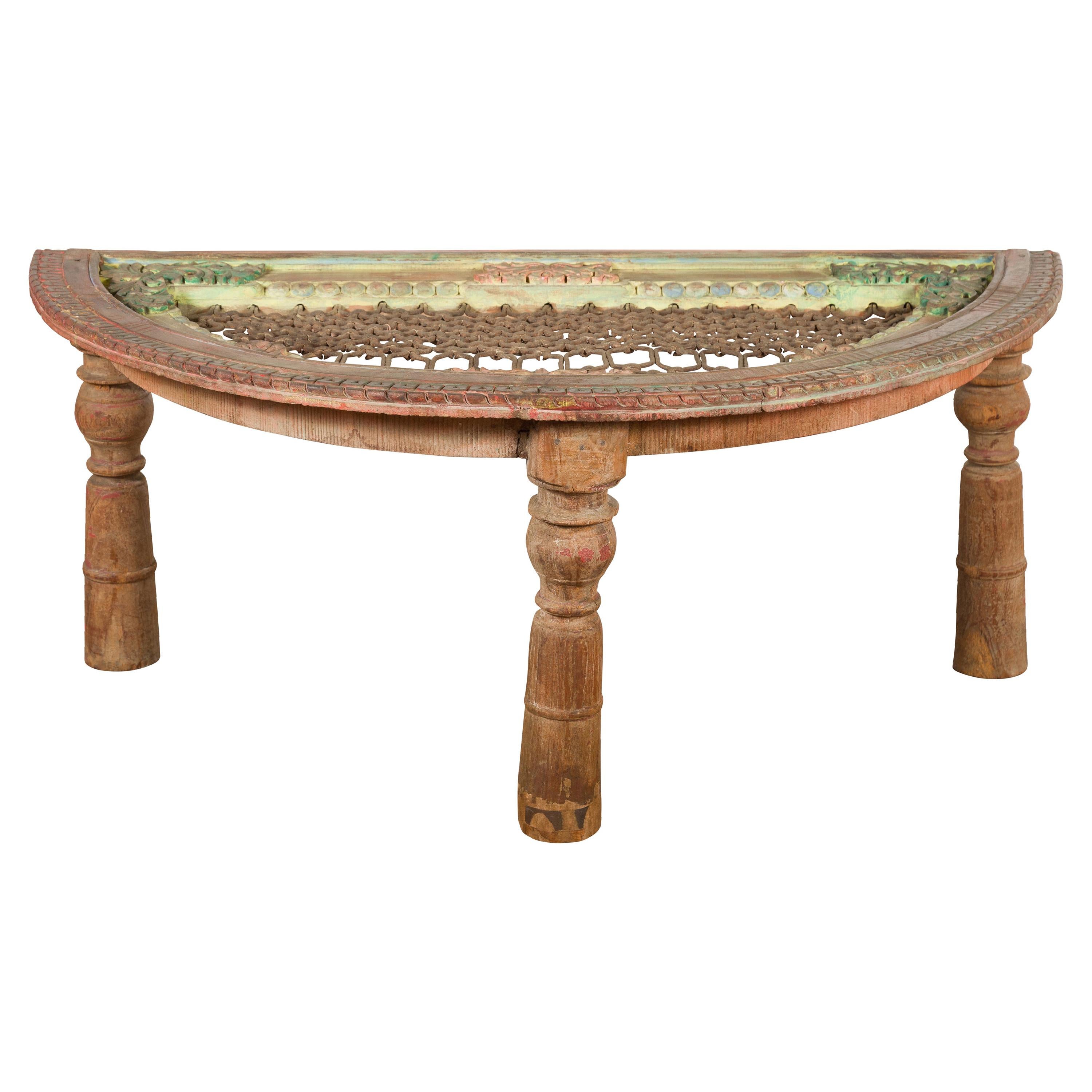 Indischer niedriger Demilune-Tisch aus Sheesham-Holz mit Fensterrost-Eisenplatte aus dem 19. Jahrhundert
