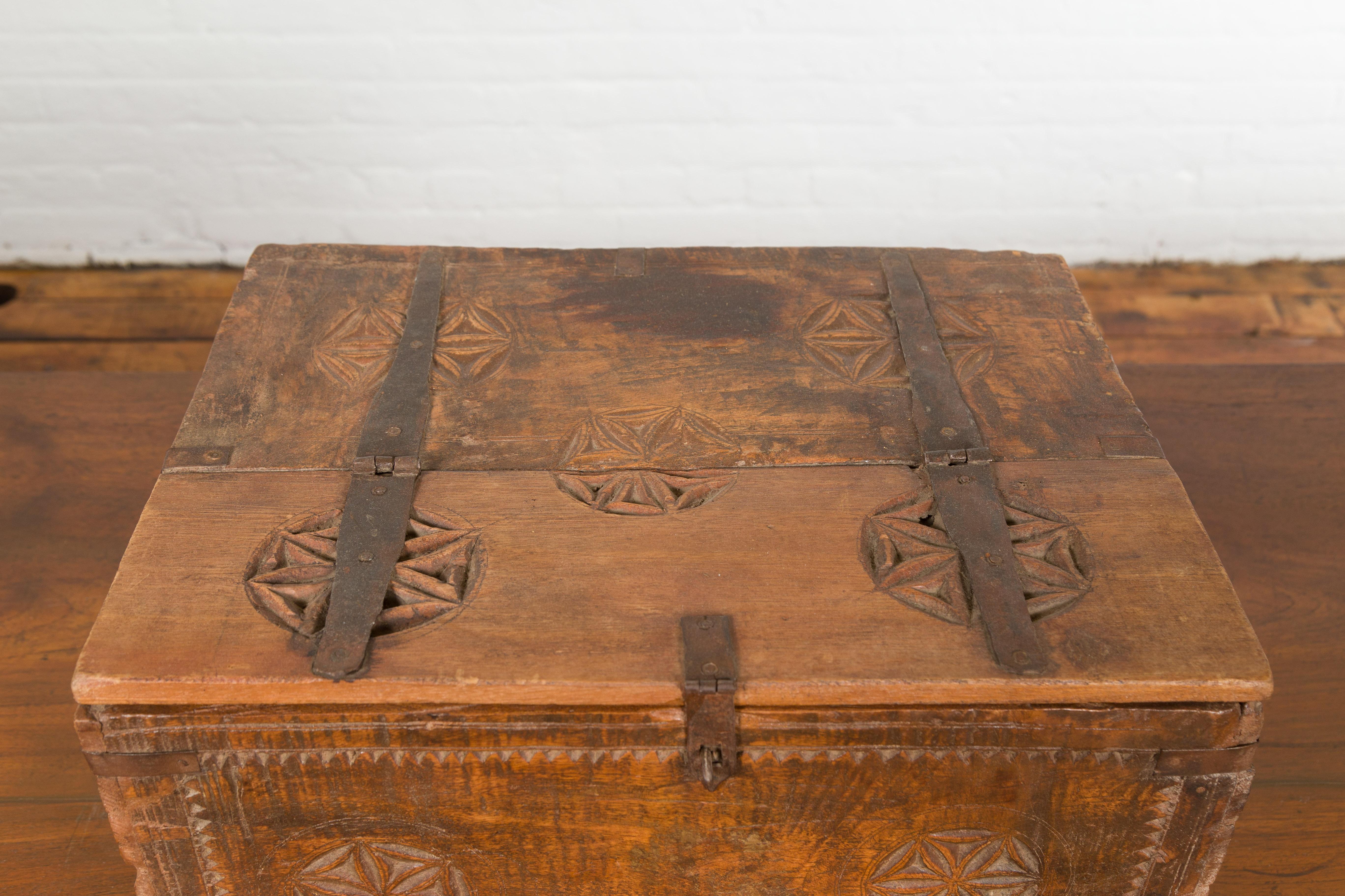 Petite boîte indienne du 19ème siècle en bois avec quincaillerie en fer et Rosacea sculptée en vente 3