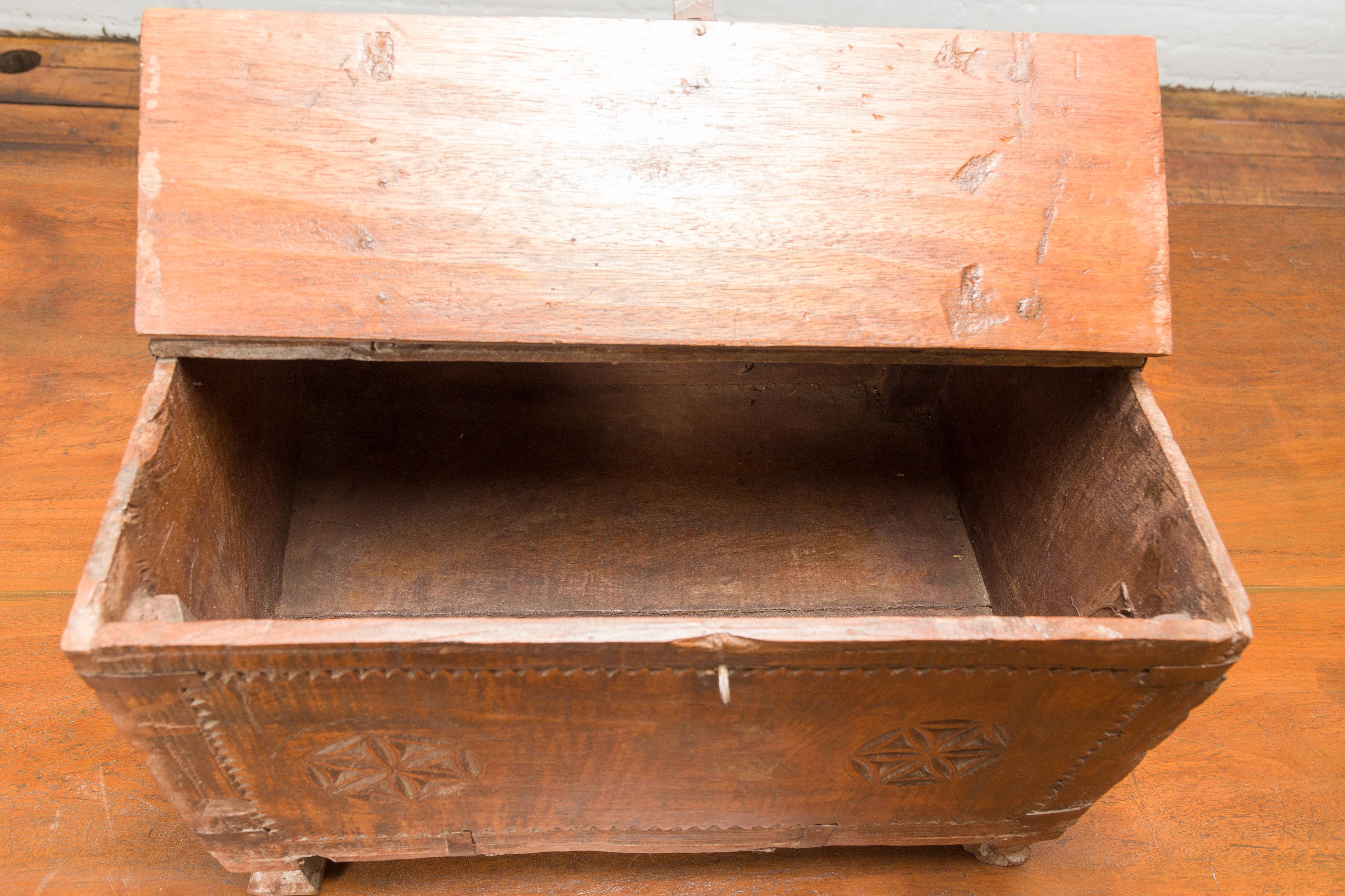 Petite boîte indienne du 19ème siècle en bois avec quincaillerie en fer et Rosacea sculptée en vente 4