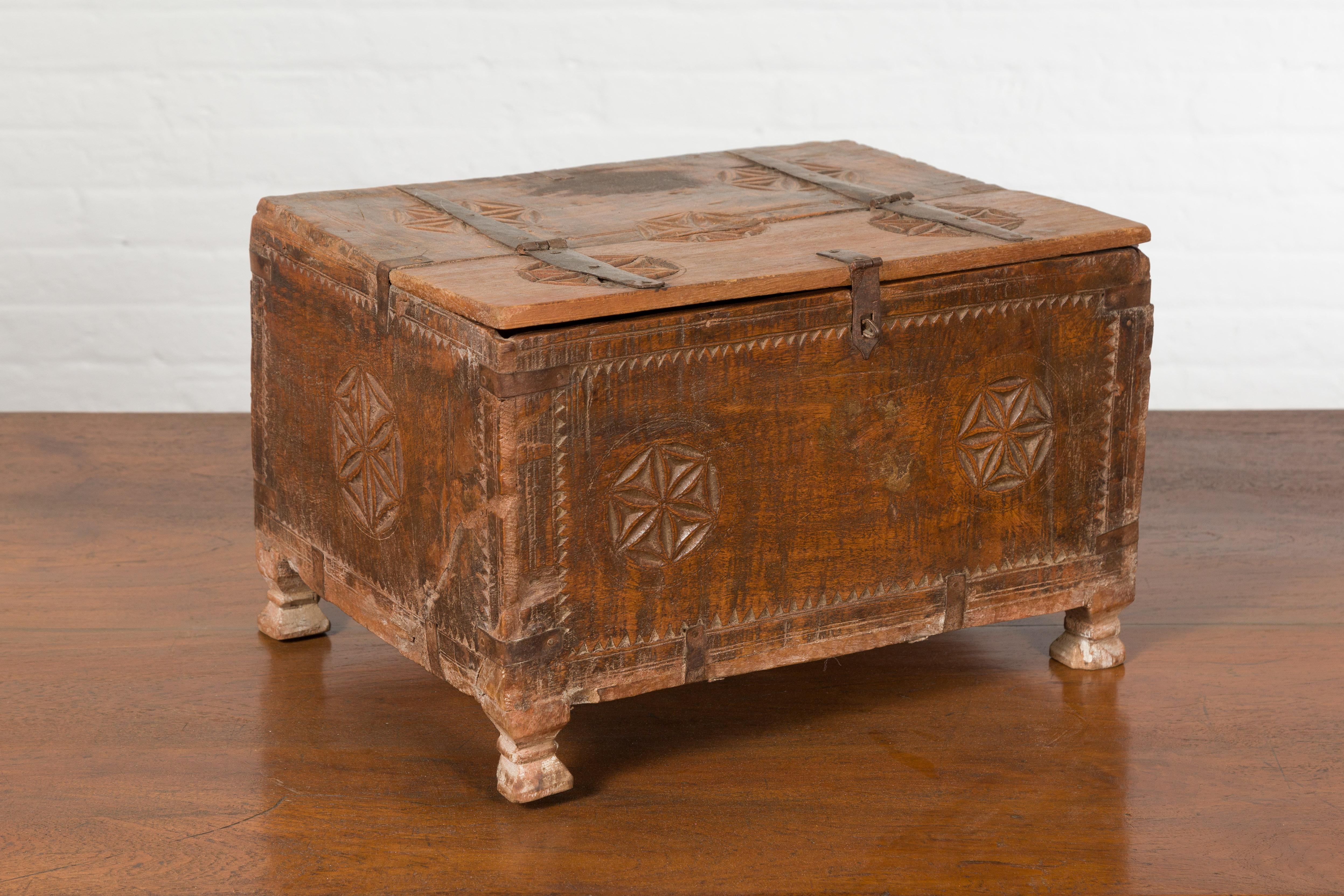 Petite boîte indienne du 19ème siècle en bois avec quincaillerie en fer et Rosacea sculptée en vente 5