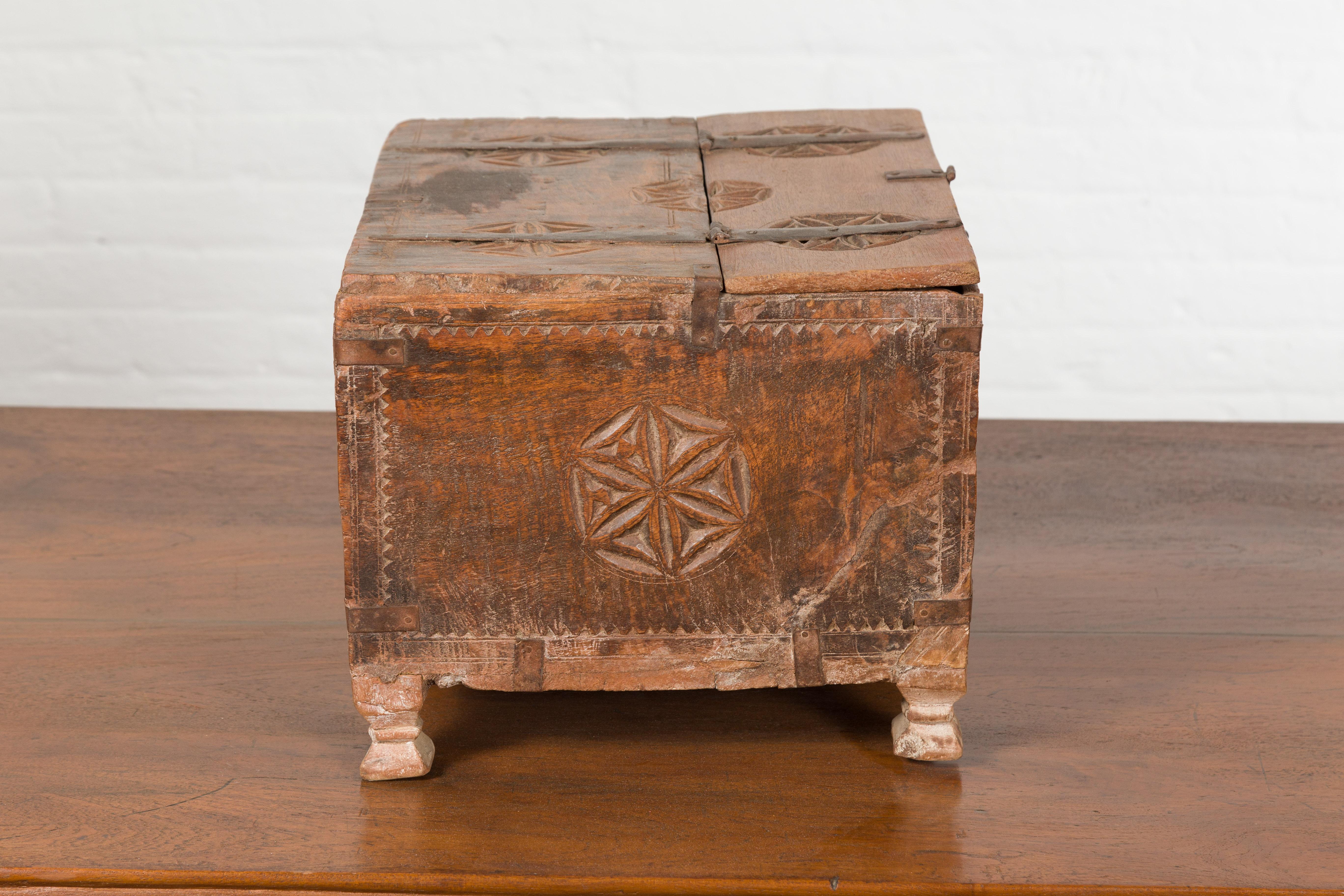 Petite boîte indienne du 19ème siècle en bois avec quincaillerie en fer et Rosacea sculptée en vente 6