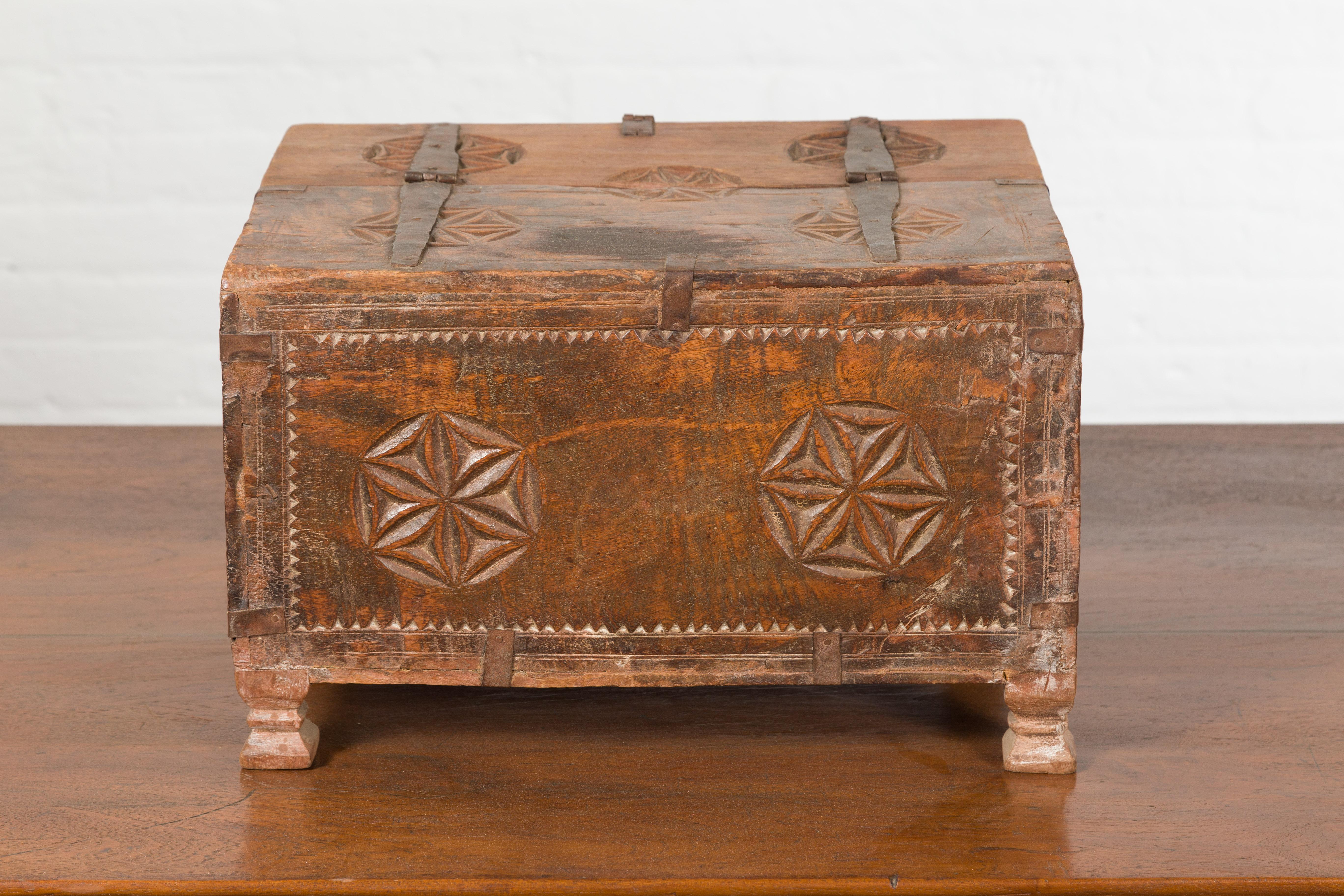 Petite boîte indienne du 19ème siècle en bois avec quincaillerie en fer et Rosacea sculptée en vente 7