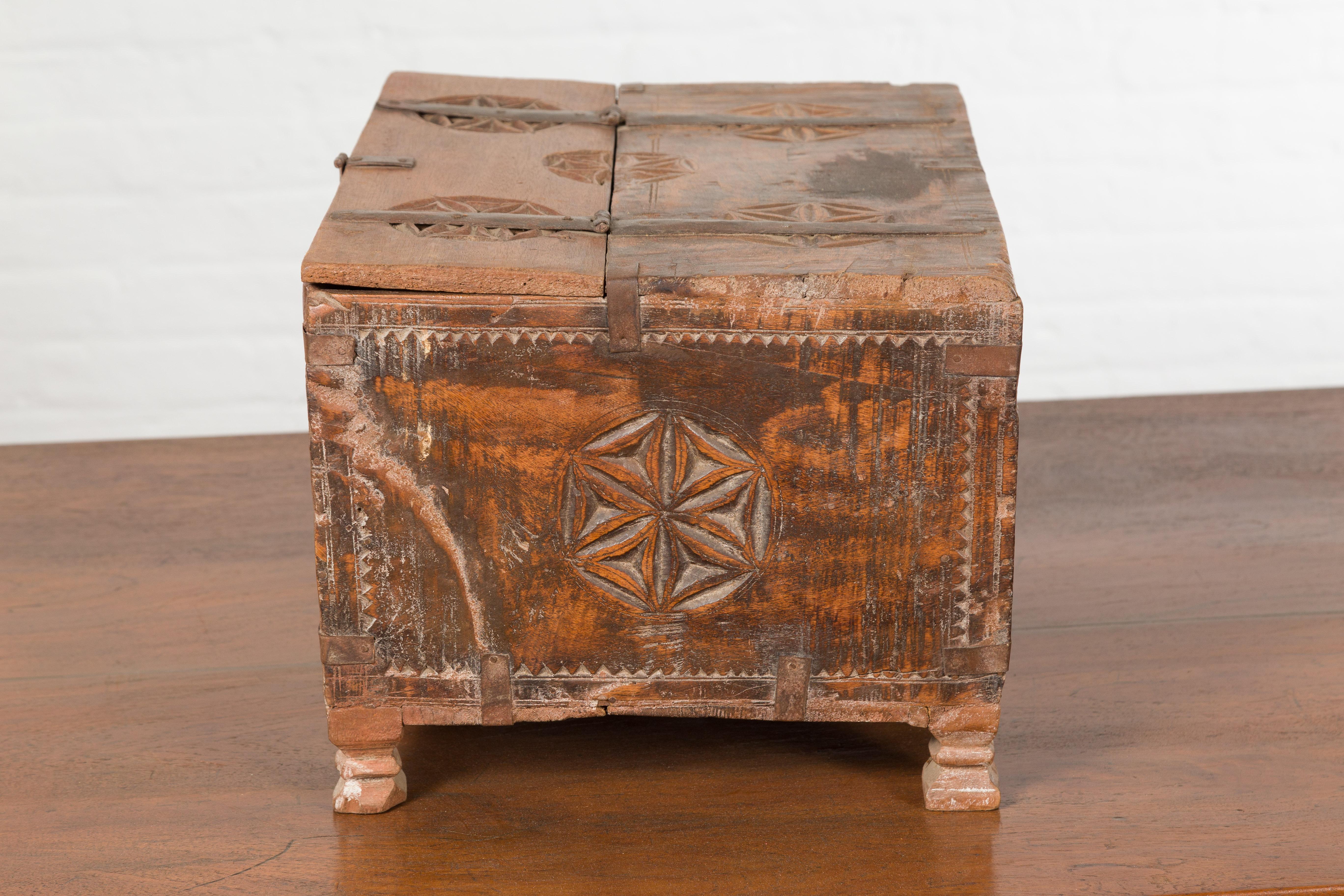 Petite boîte indienne du 19ème siècle en bois avec quincaillerie en fer et Rosacea sculptée en vente 8