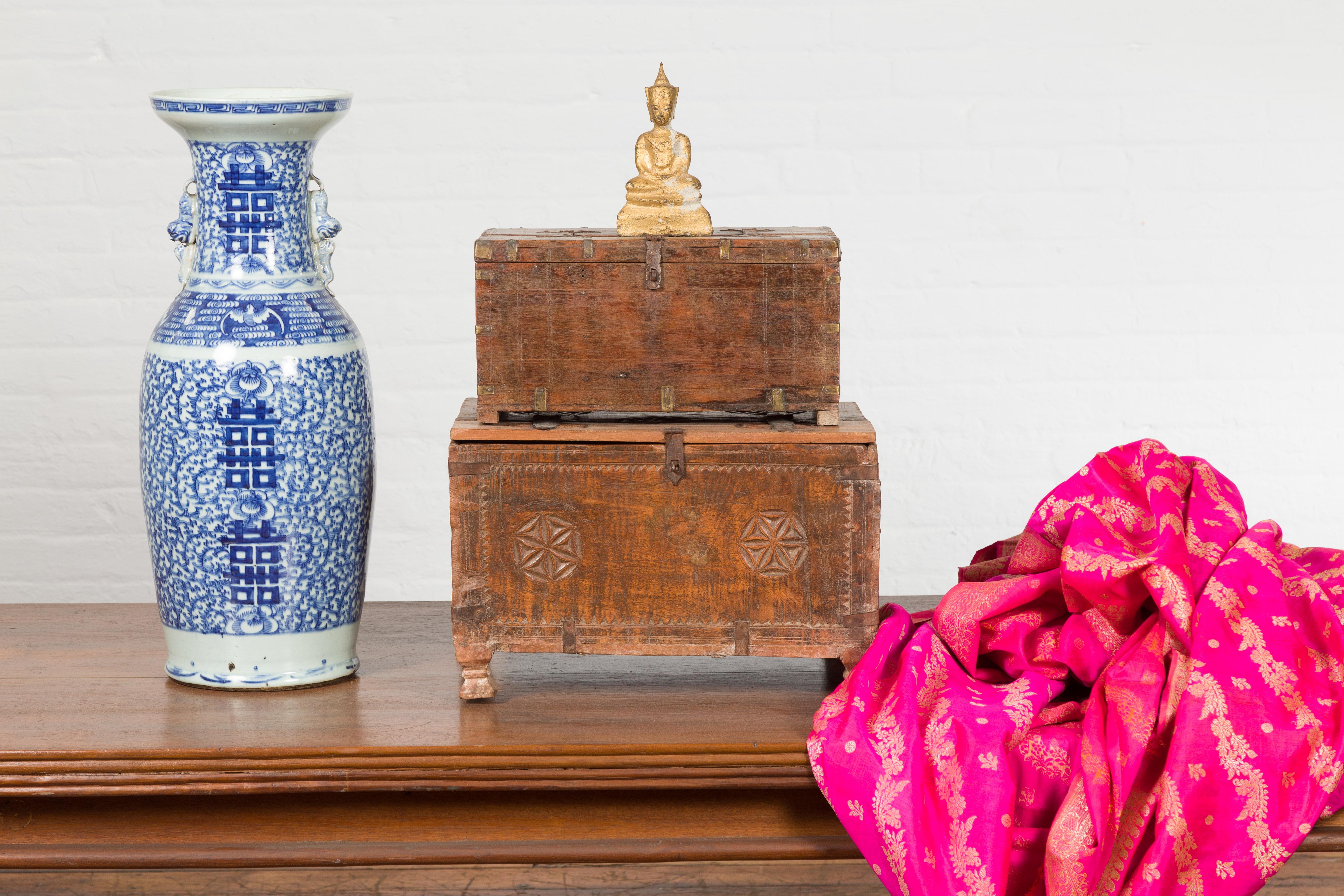 Petite boîte indienne du 19ème siècle en bois avec quincaillerie en fer et Rosacea sculptée Bon état - En vente à Yonkers, NY