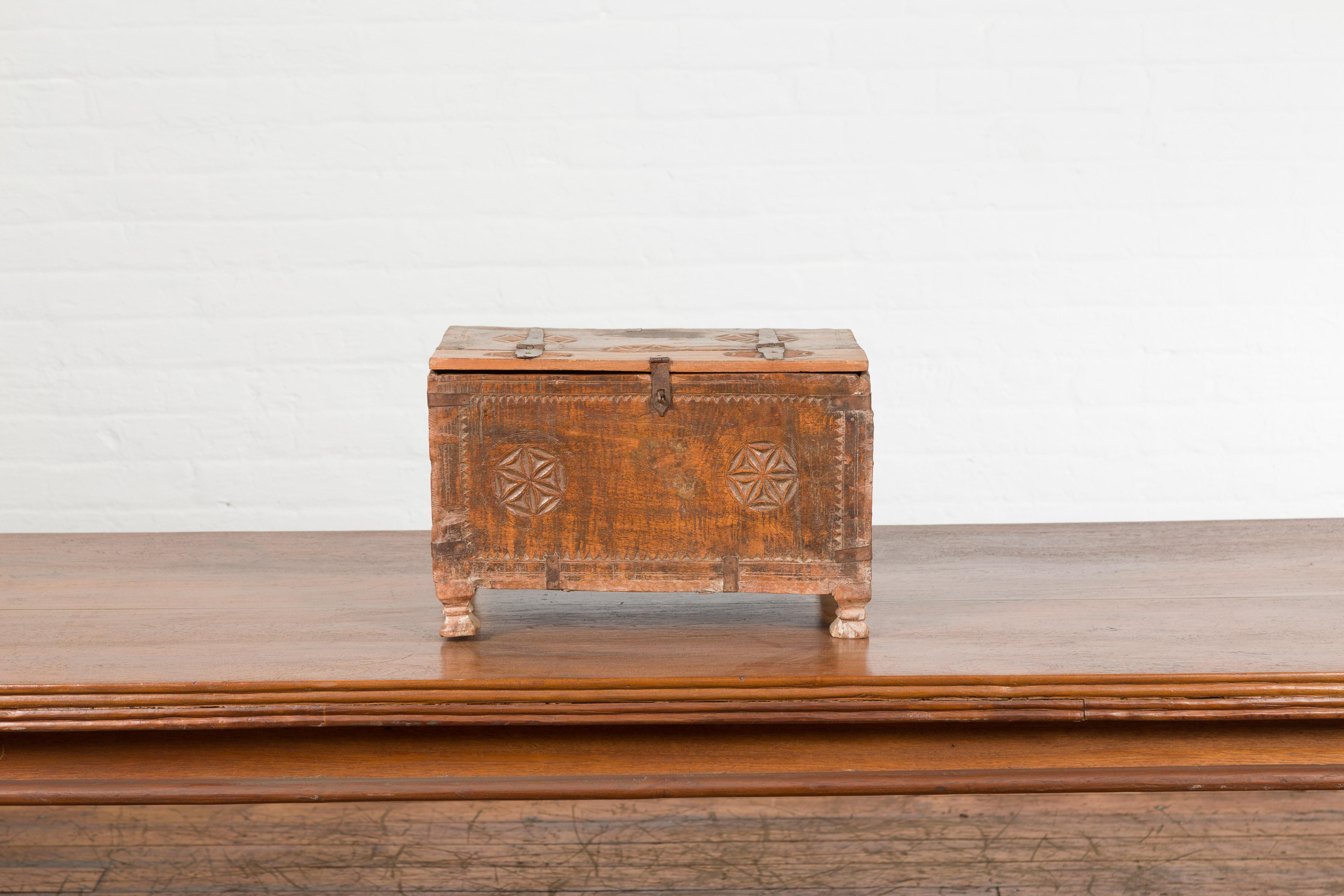 XIXe siècle Petite boîte indienne du 19ème siècle en bois avec quincaillerie en fer et Rosacea sculptée en vente