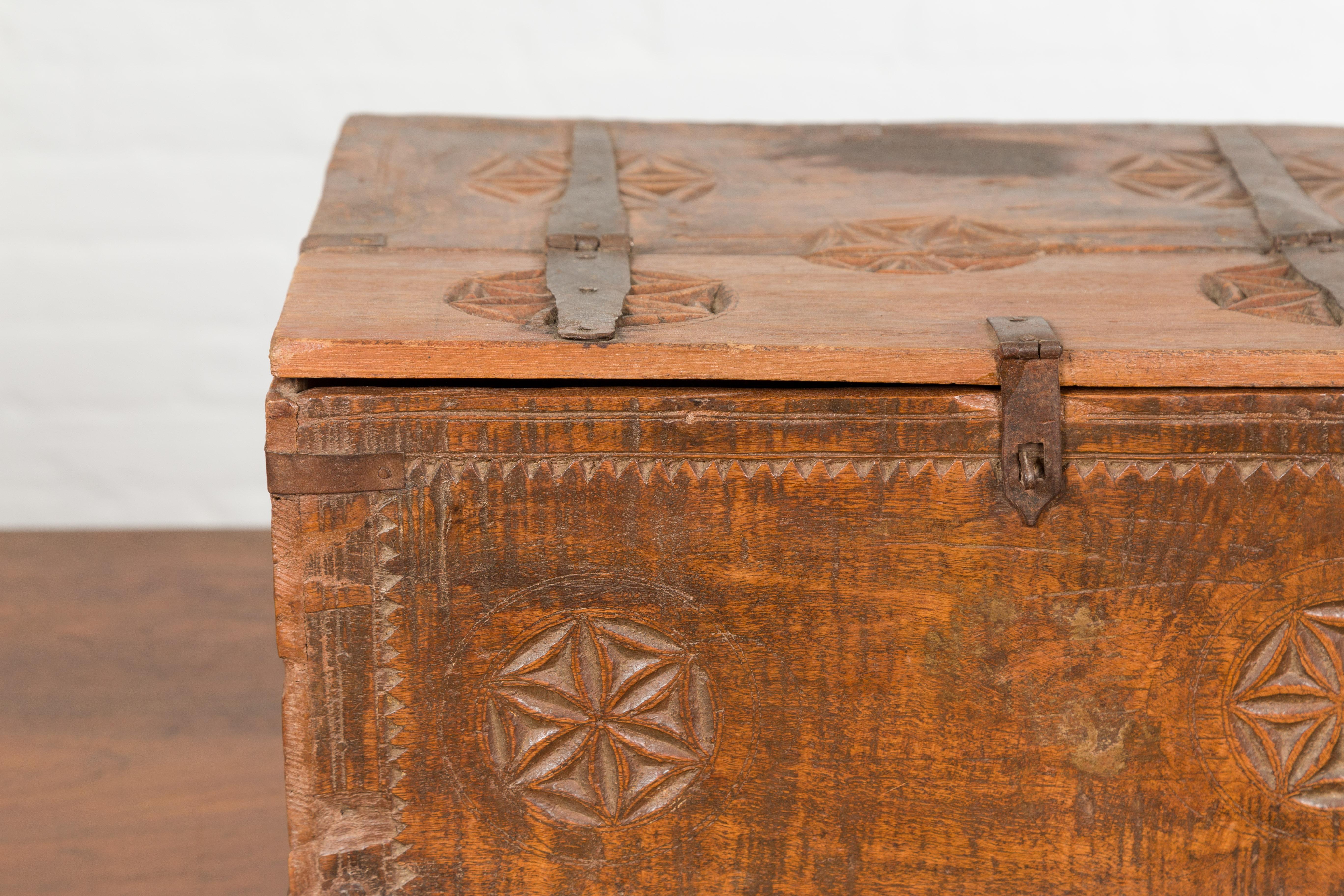 Fer Petite boîte indienne du 19ème siècle en bois avec quincaillerie en fer et Rosacea sculptée en vente
