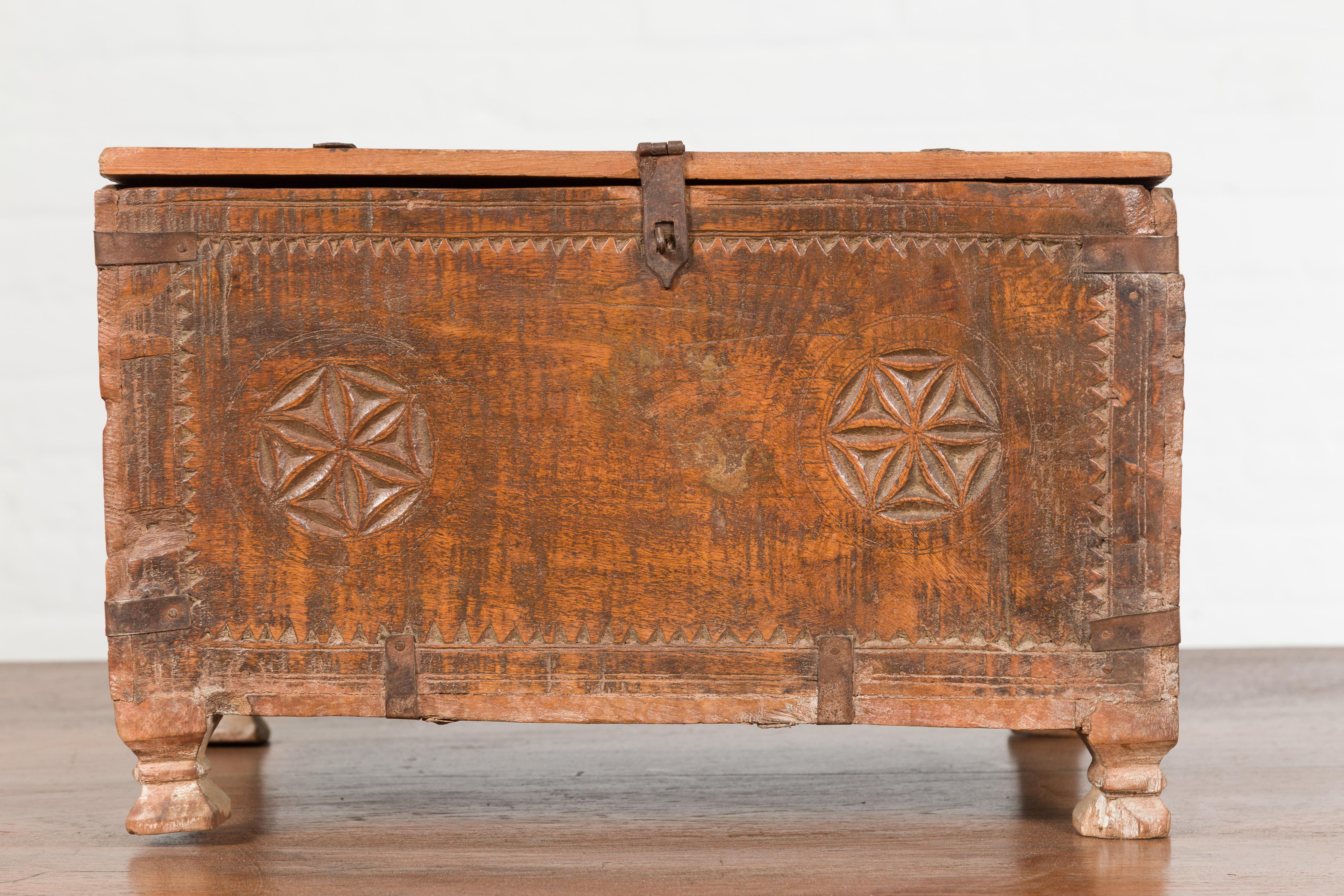 Petite boîte indienne du 19ème siècle en bois avec quincaillerie en fer et Rosacea sculptée en vente 2