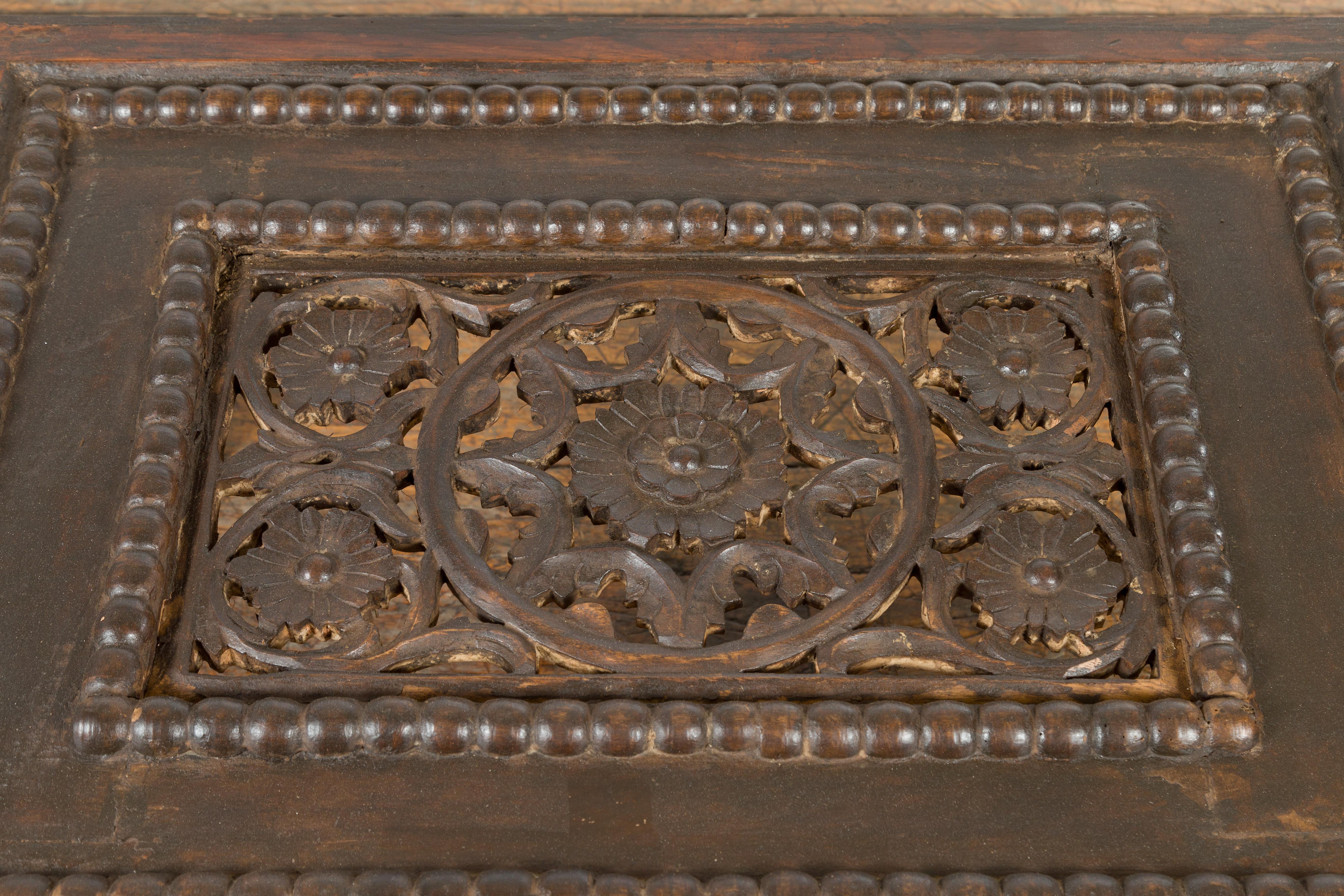 Petite table basse indienne en bois du XIXe siècle avec motifs floraux sculptés en vente 5