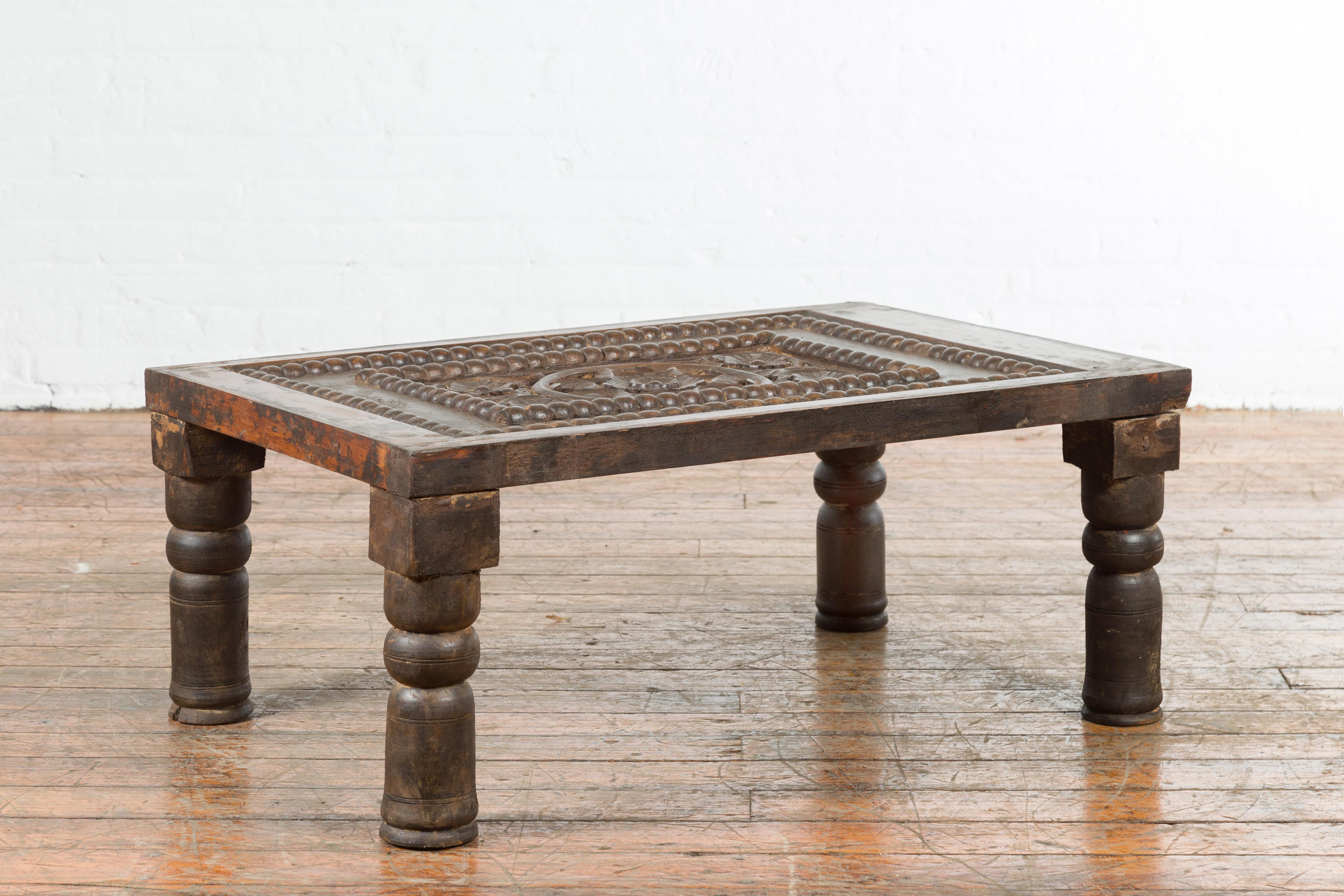 Indien Petite table basse indienne en bois du XIXe siècle avec motifs floraux sculptés en vente