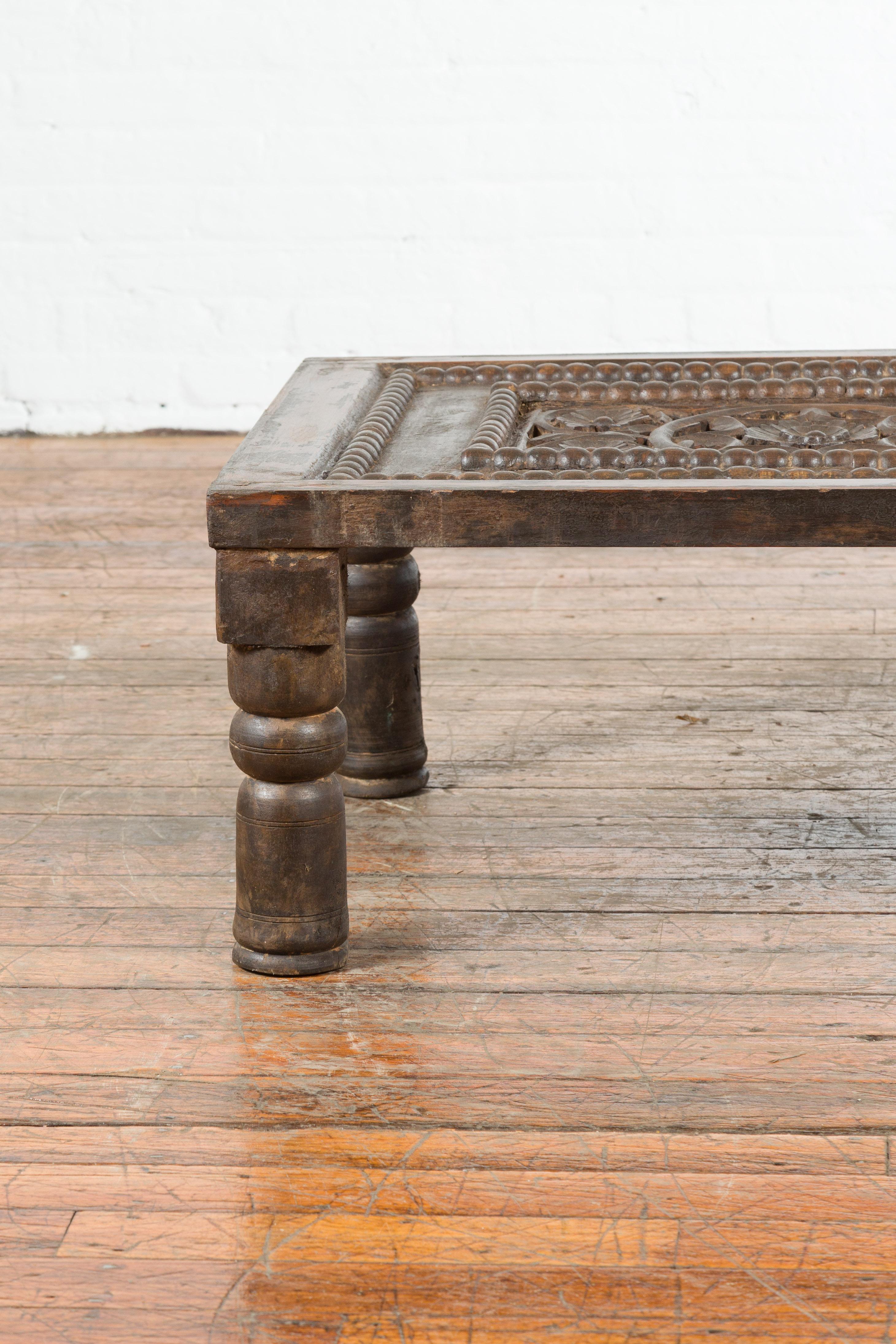 Petite table basse indienne en bois du XIXe siècle avec motifs floraux sculptés Bon état - En vente à Yonkers, NY