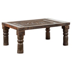 Indischer Holz-Couchtisch des 19. Jahrhunderts mit geschnitzten Blumenmotiven
