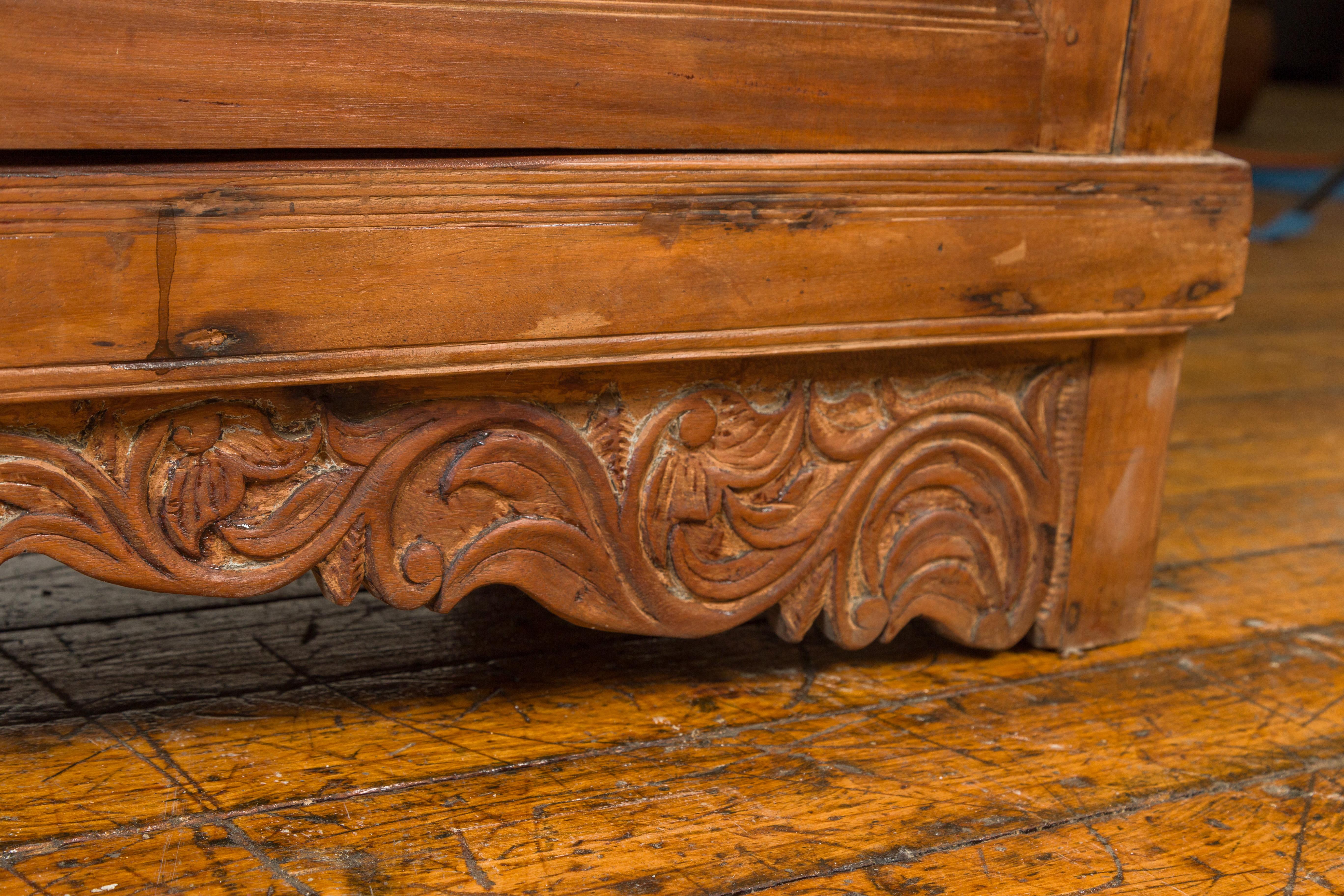 Indian 19th Century Tall Cabinet with Carved Scrolling Foliage and Beaded Motifs For Sale 4