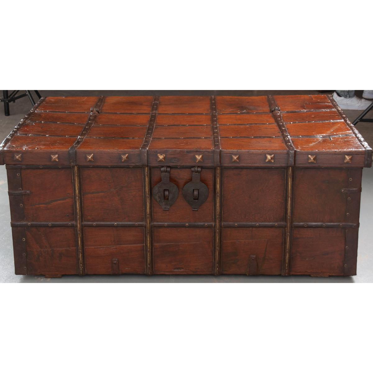 Indiano Baule indiano in teak e ferro del XIX secolo in vendita