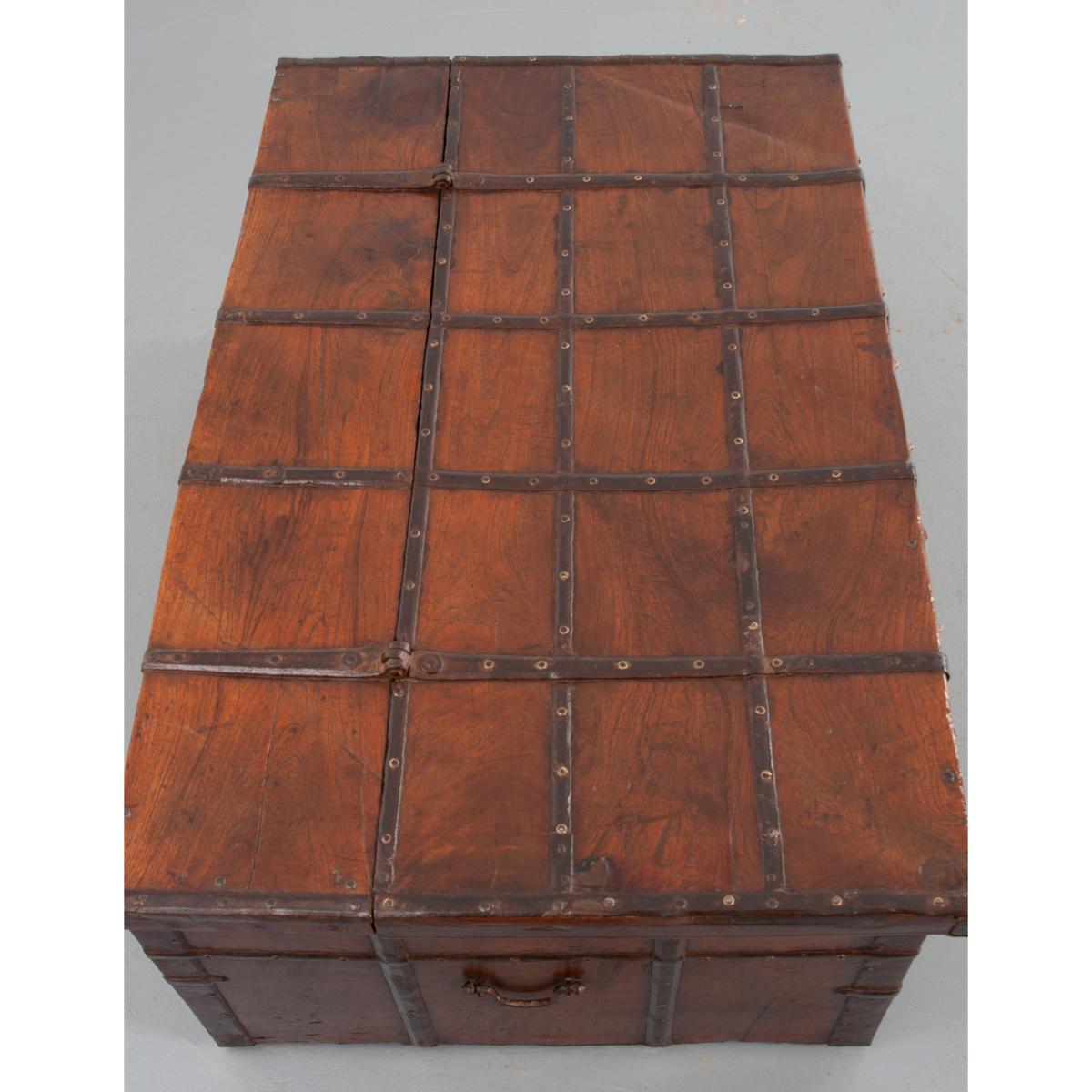 Baule indiano in teak e ferro del XIX secolo in vendita 1