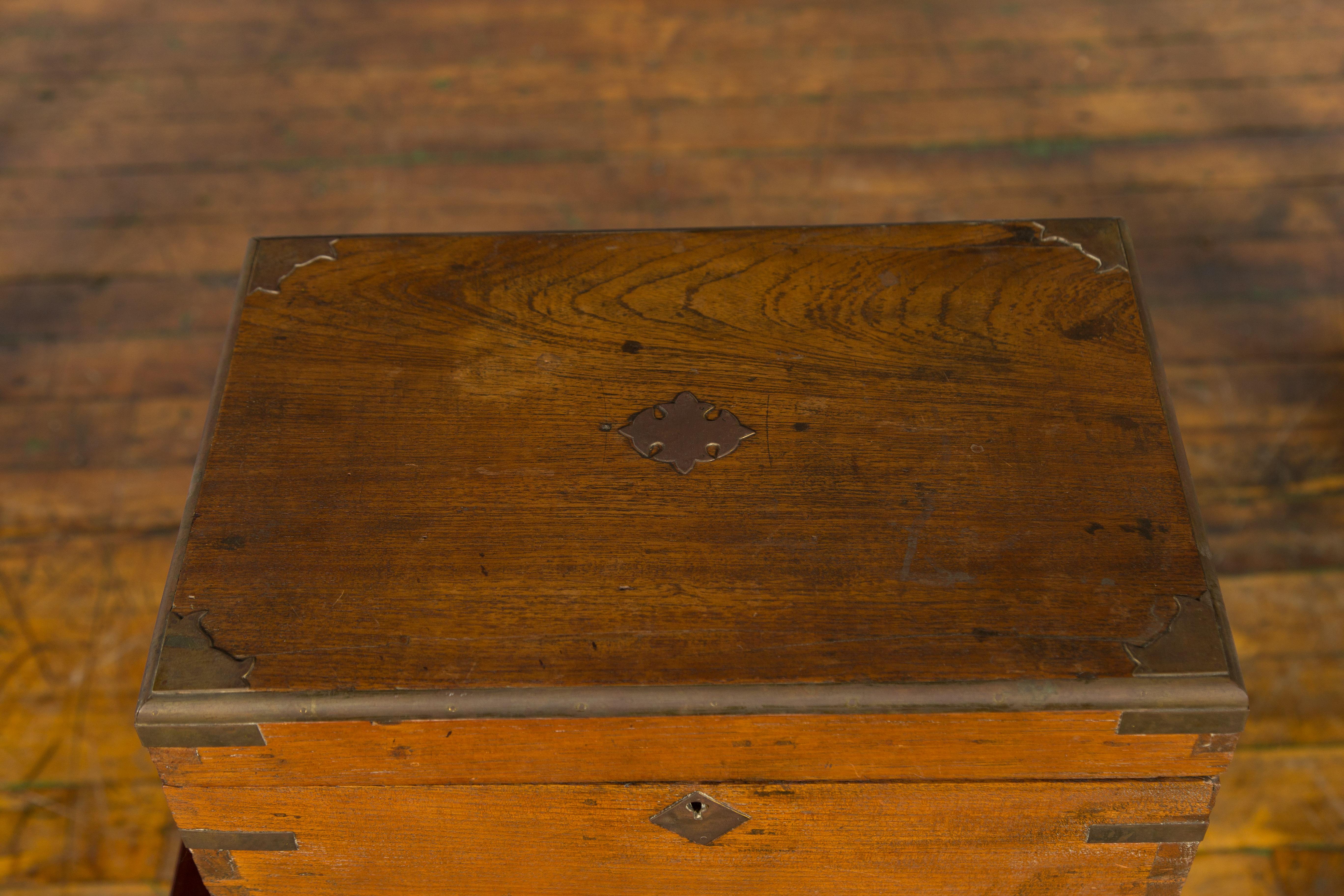 Boîte à trésors indienne du 19ème siècle avec détails en laiton et intérieur partitionné en vente 8