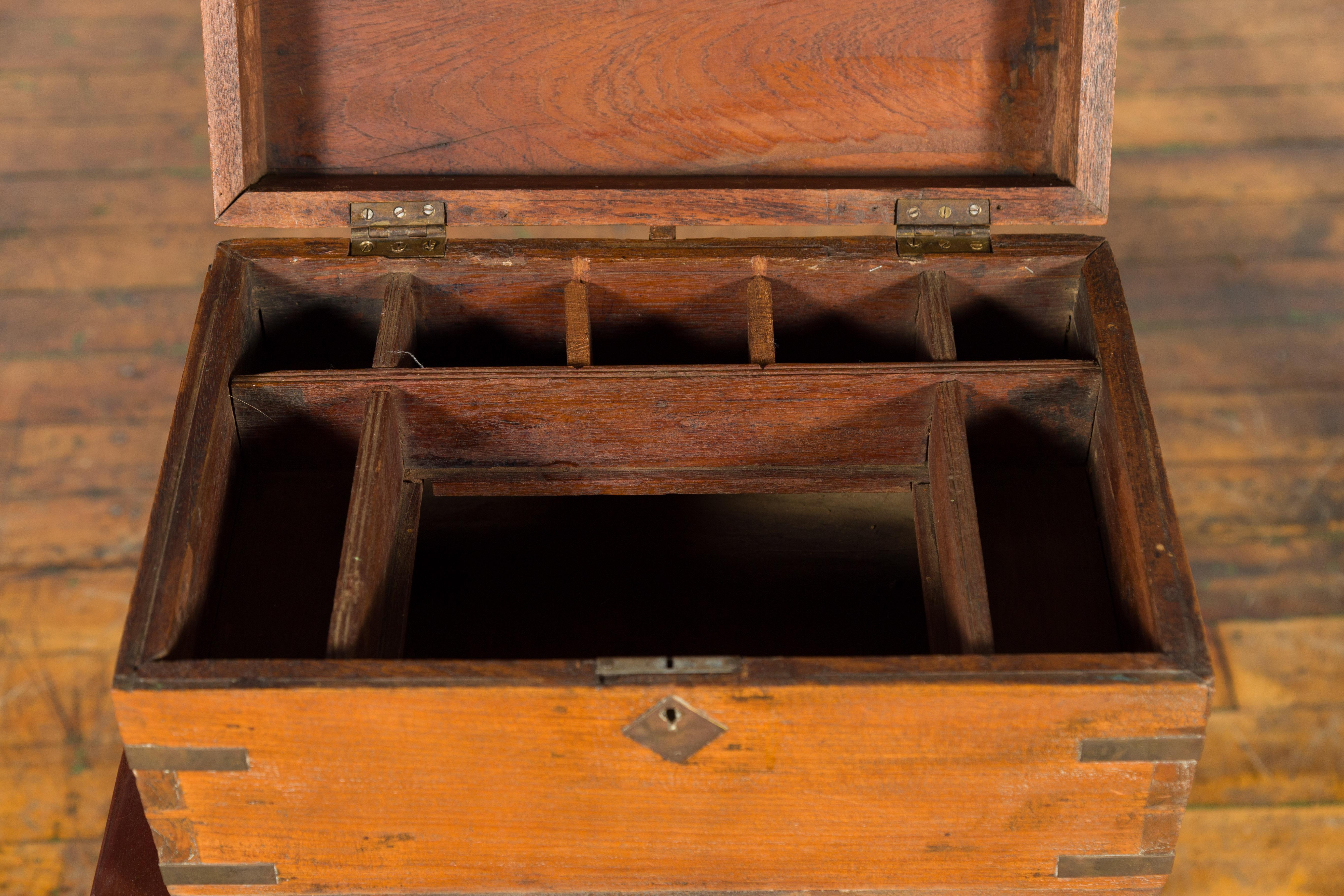 Boîte à trésors indienne du 19ème siècle avec détails en laiton et intérieur partitionné Bon état - En vente à Yonkers, NY