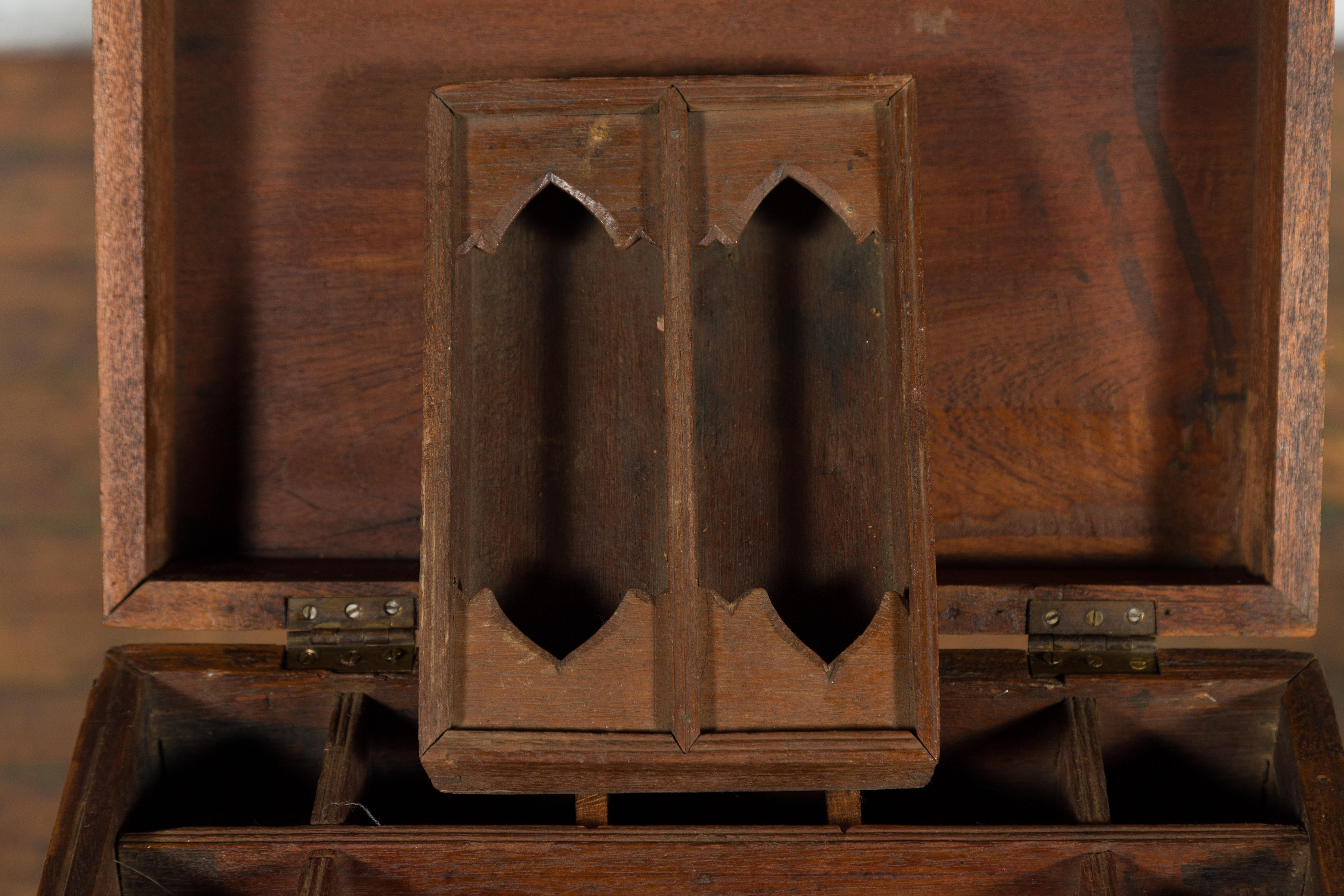 XIXe siècle Boîte à trésors indienne du 19ème siècle avec détails en laiton et intérieur partitionné en vente