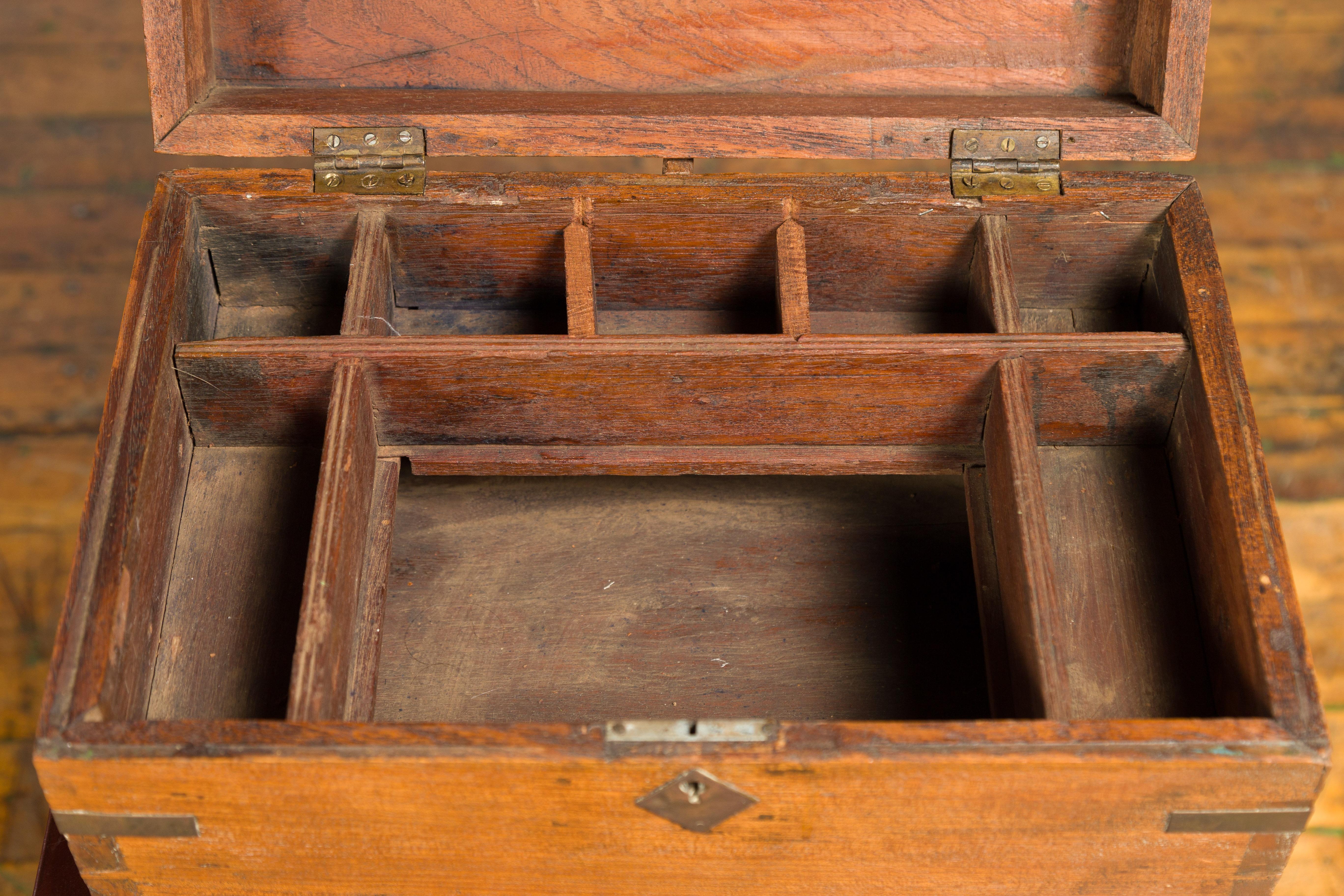 Laiton Boîte à trésors indienne du 19ème siècle avec détails en laiton et intérieur partitionné en vente