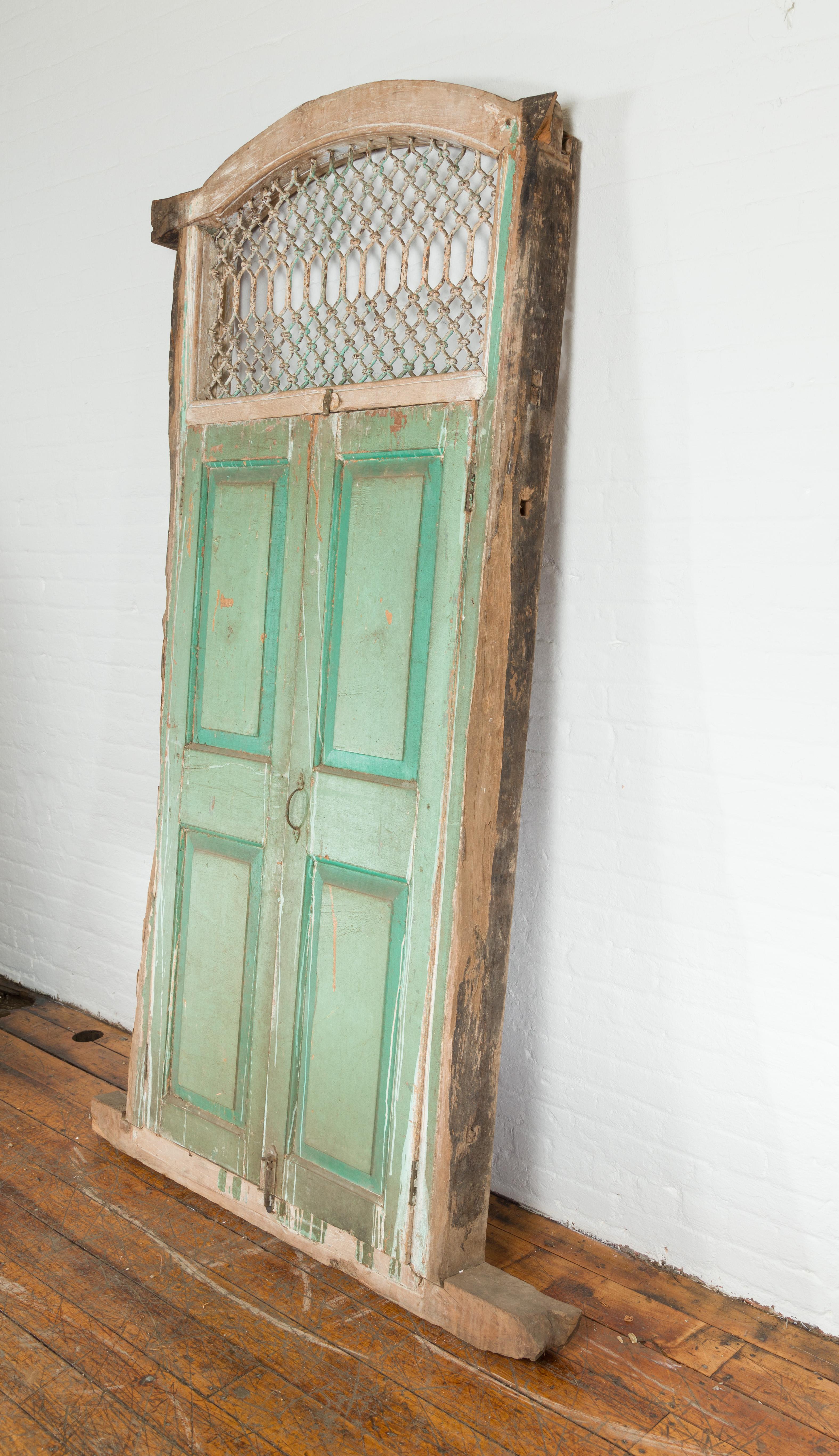 Indian 1900s Wood and Grate Window with Green Paint and Distressed Patina For Sale 3
