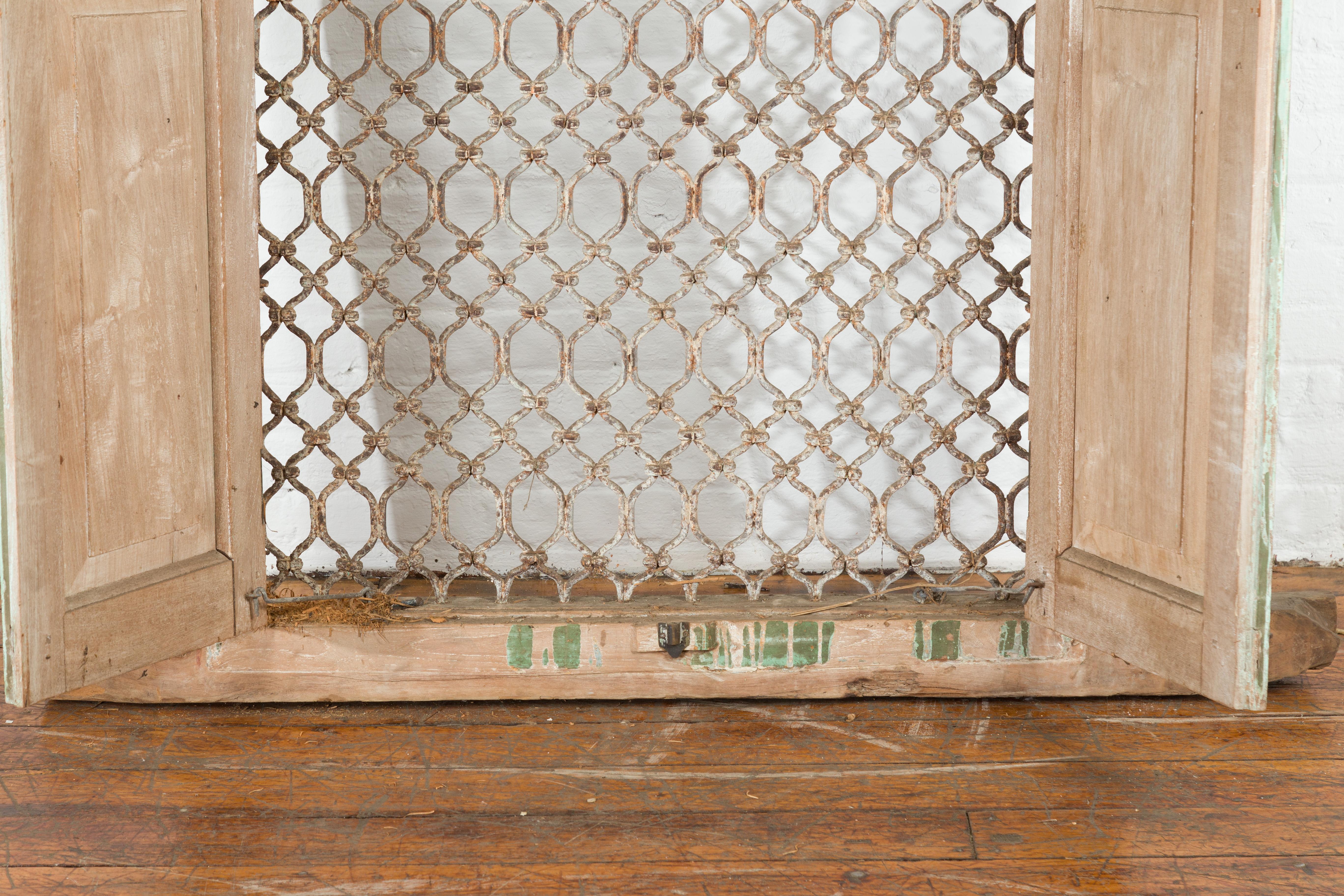 Indian 1900s Wood and Grate Window with Green Paint and Distressed Patina For Sale 6