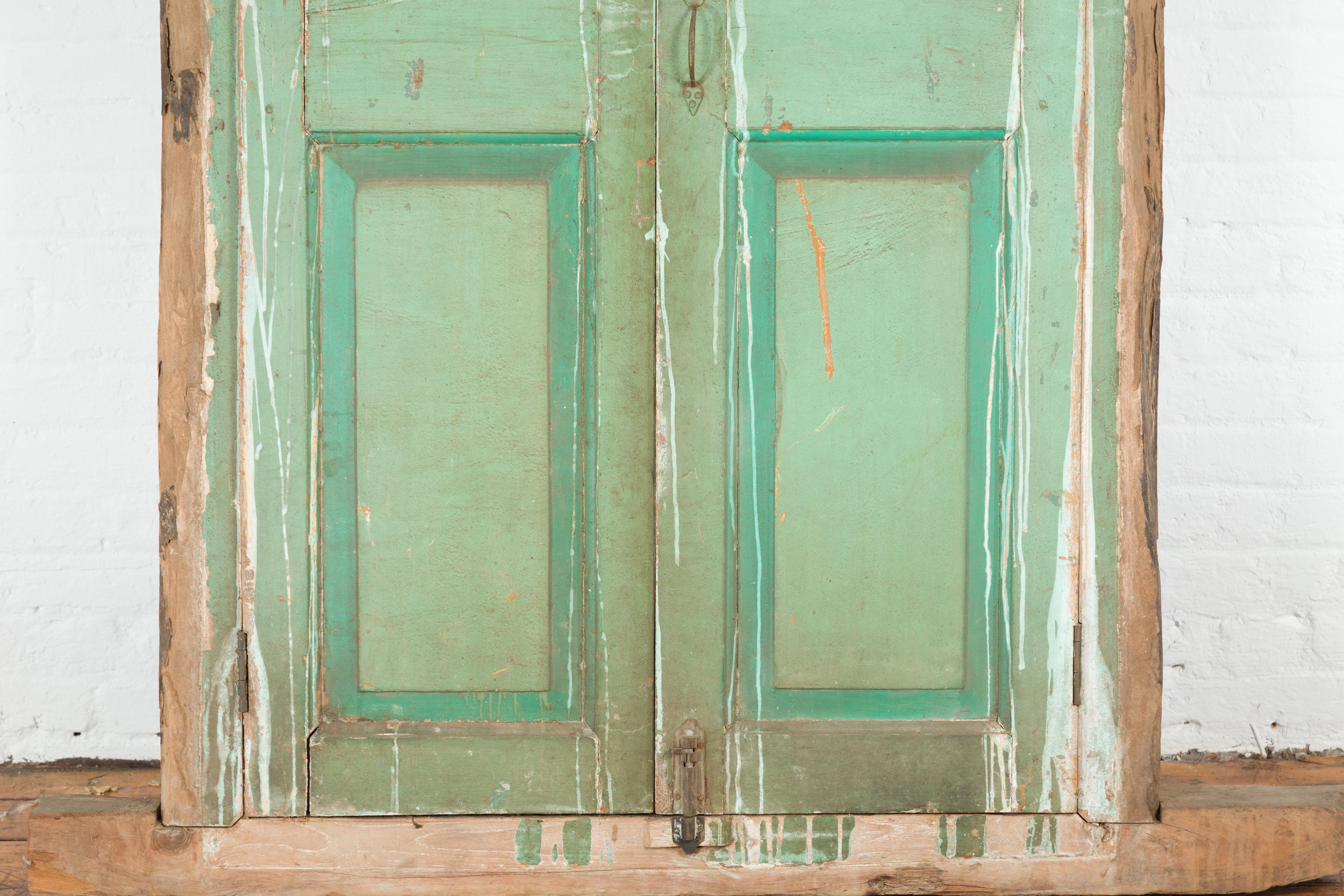 Indian 1900s Wood and Grate Window with Green Paint and Distressed Patina For Sale 1
