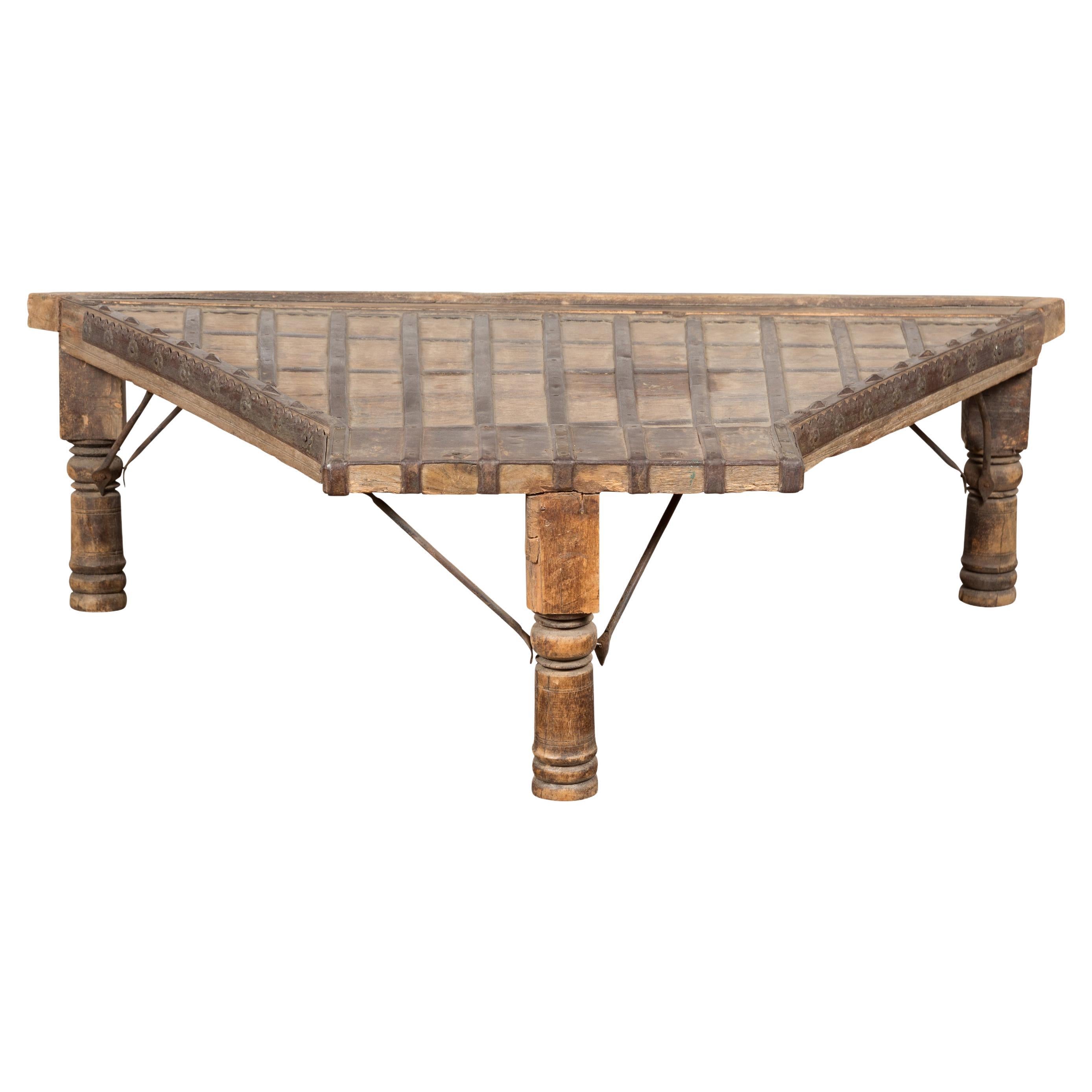 Chariot Ampoule indienne du 19ème siècle en bois transformé en table basse avec détails en fer
