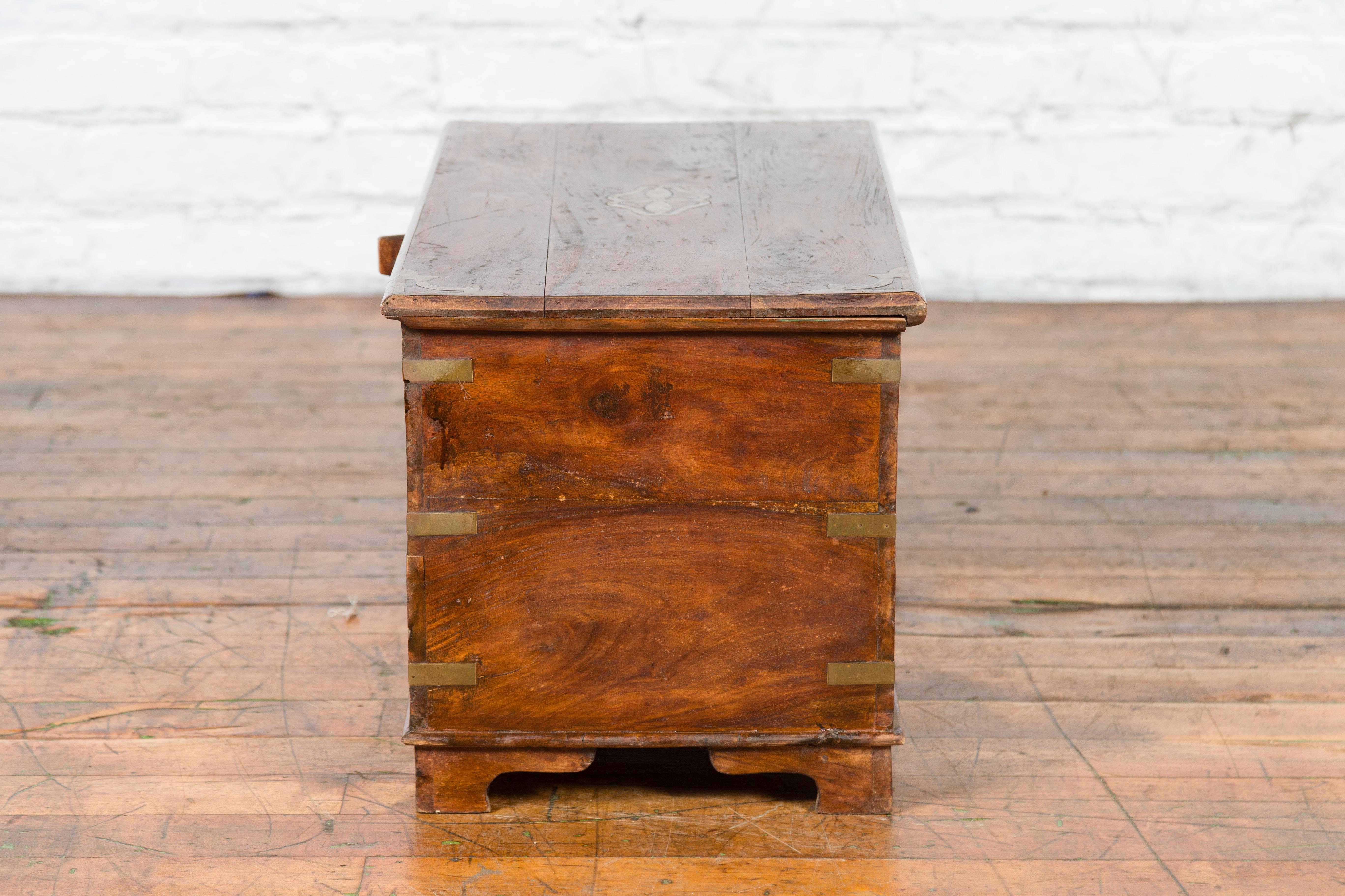 Baule indiano in legno del XIX secolo con intarsi in ottone e piedi a staffa in vendita 9