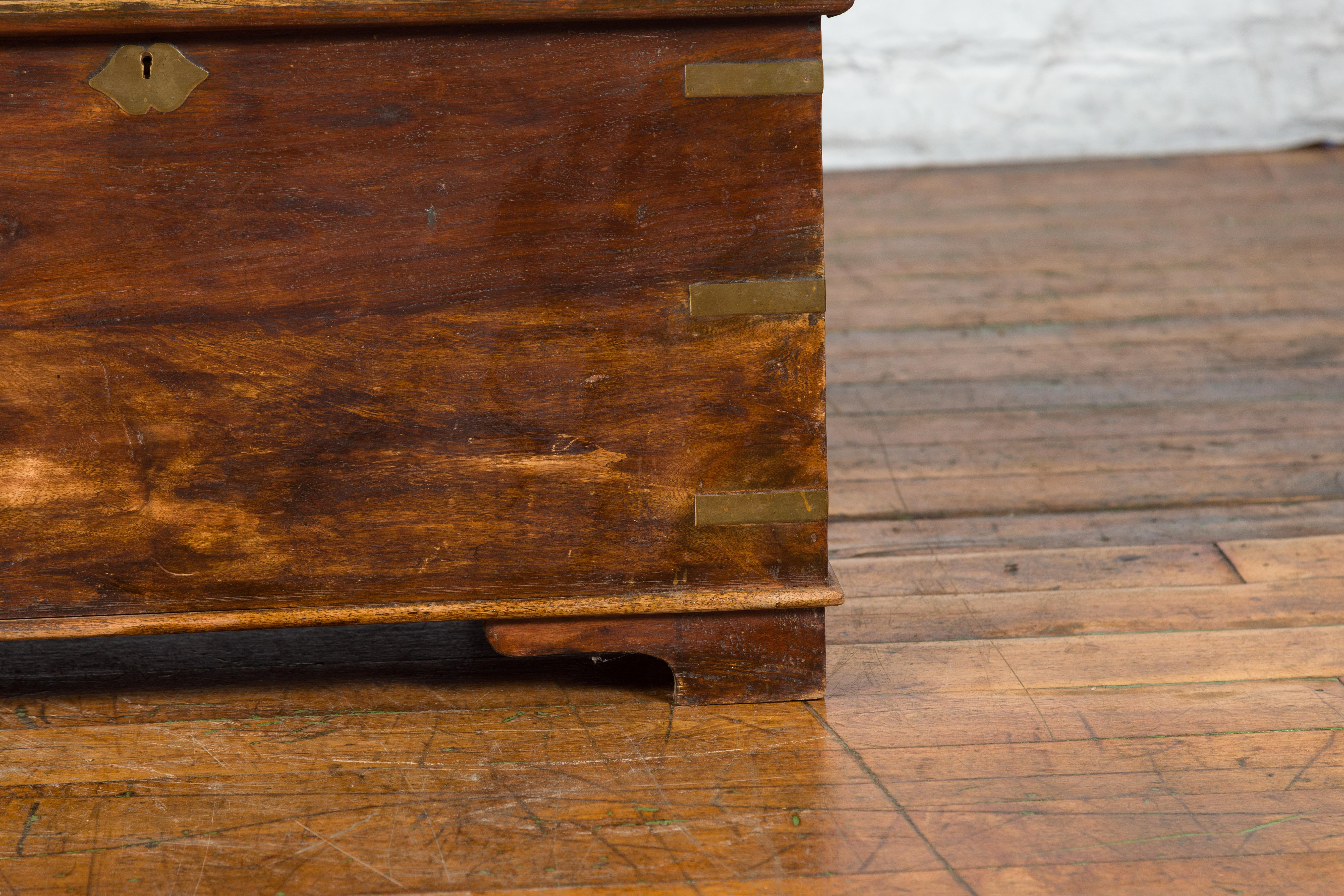 Laiton Coffre indien du 19ème siècle en bois avec incrustation en laiton et pieds en équerre en vente