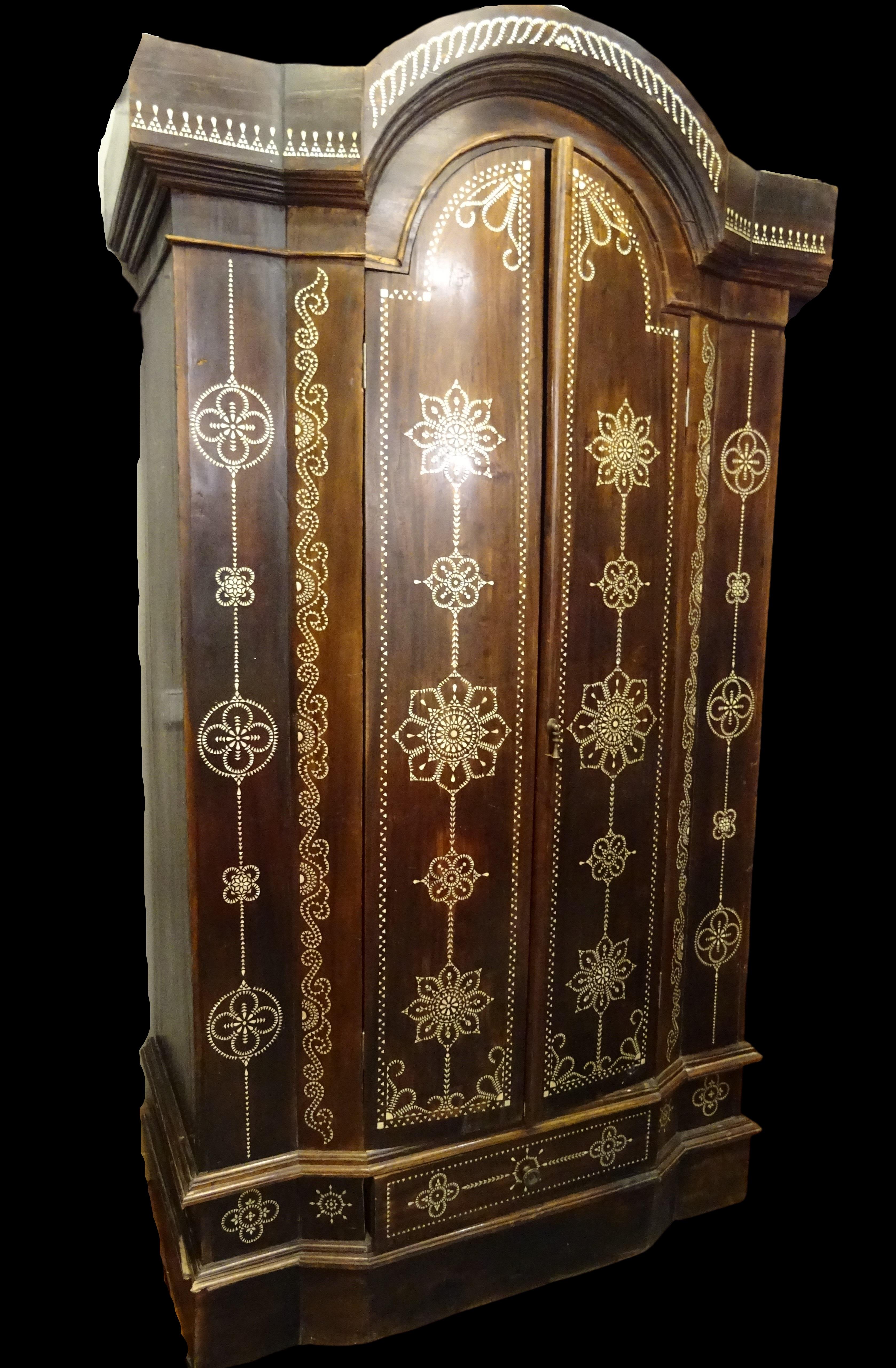 Amazing and very beautiful Indian wardrobe in mother of pearl inlaid wooden, with mandalas motifs.
It was purchased in a private Arabic collection on the south of Spain (Marbella)
It’s an extraordinary armoire in any room, a beautiful work of