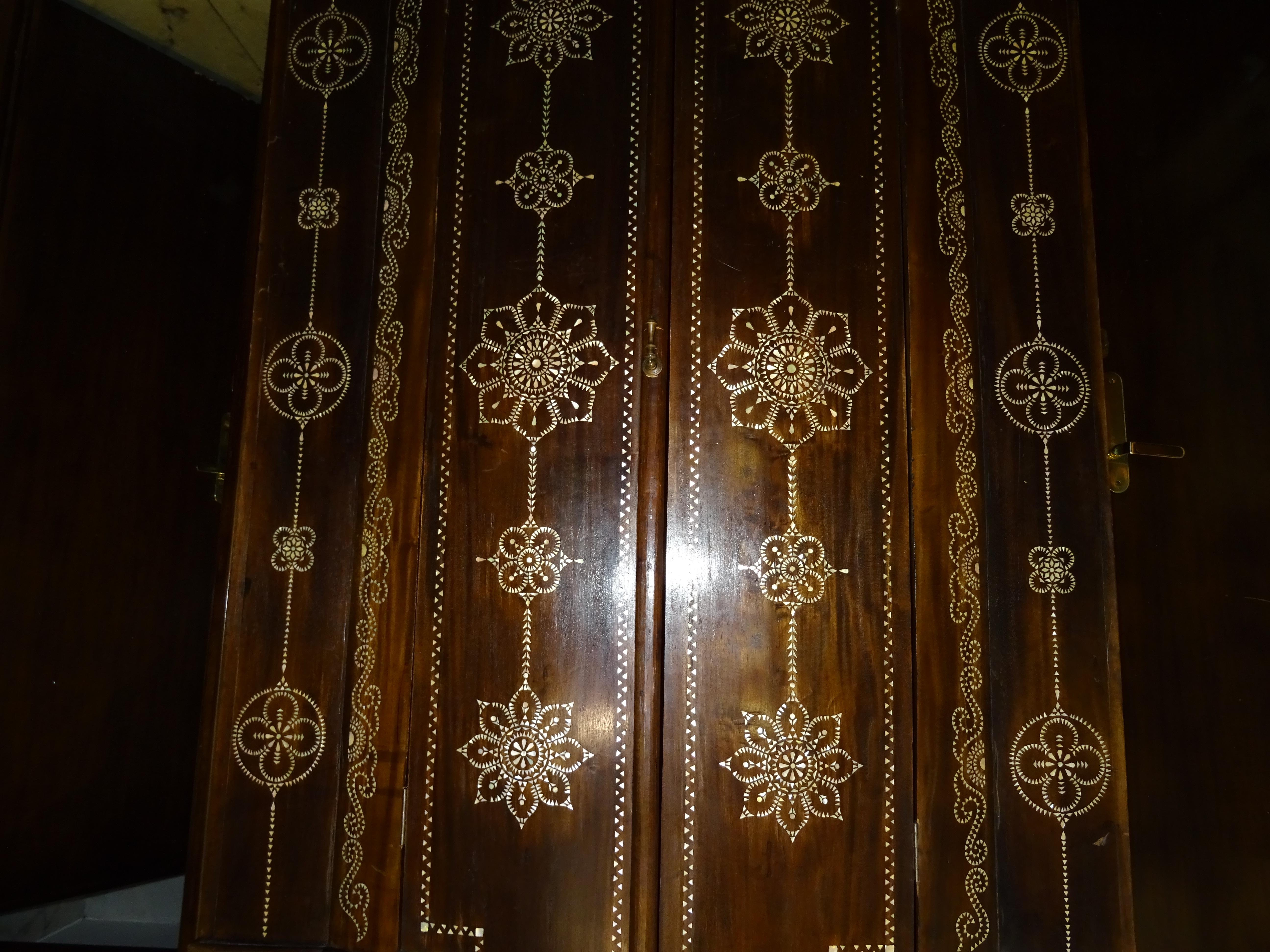 Indian 20th  Mother of PearlInlaid Wooden  Armoire , Wardrobe with Mandalas In Good Condition In Valladolid, ES