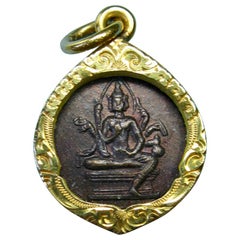 Breloque pendentif indienne en or 22 carats représentant Durga, déesse du Bouddha