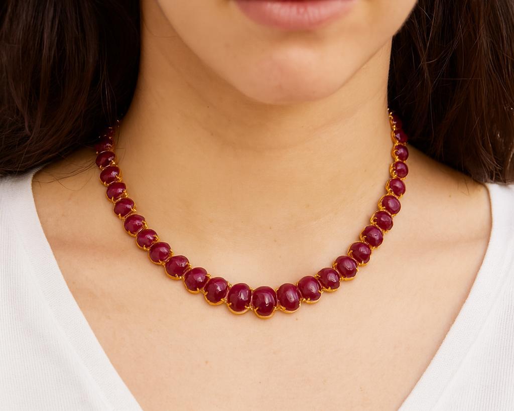 Donna Collana indiana regolabile con cabochon di rubino graduato in oro giallo 22k in vendita