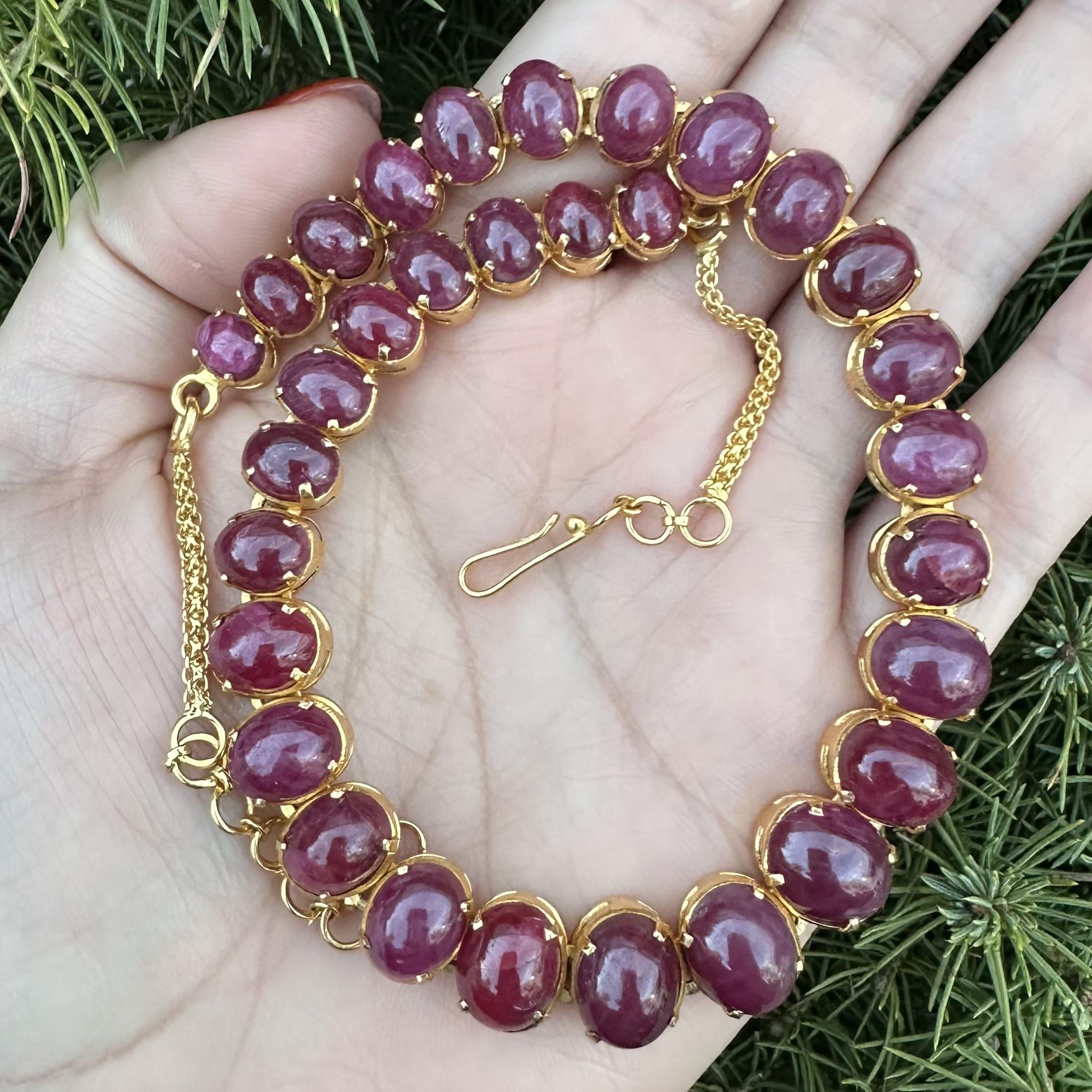 Collana indiana regolabile con cabochon di rubino graduato in oro giallo 22k in vendita 2