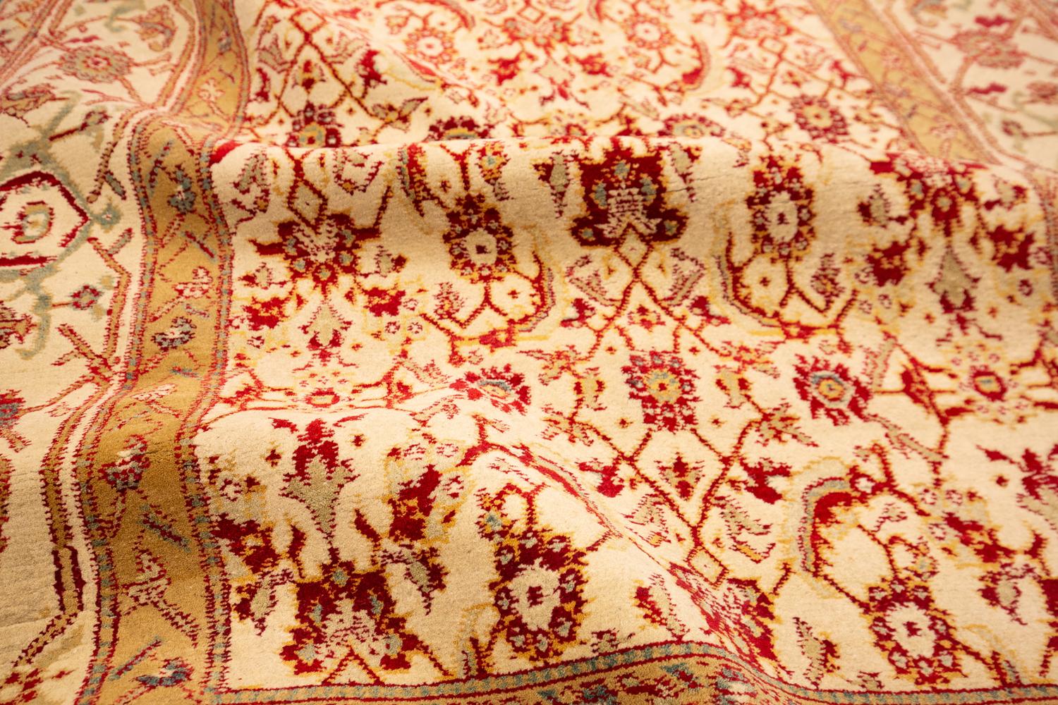 Indischer antiker Teppich in Agra-Fisch-Design, elfenbeinfarbenes Feld mit Blumenmuster, Allover im Angebot 3