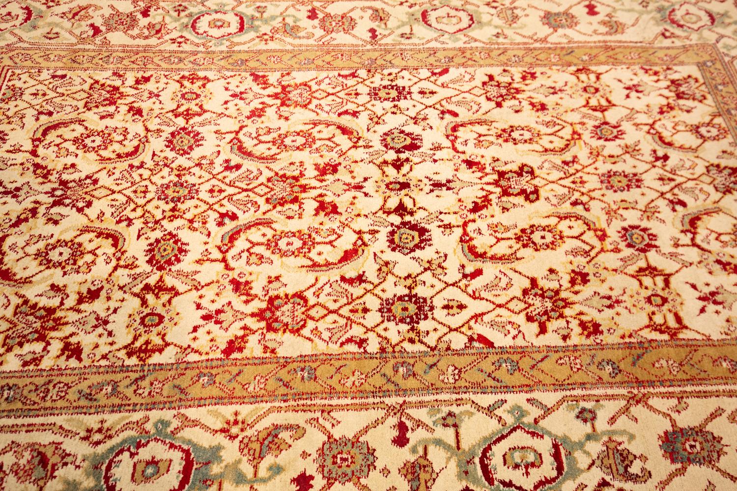 Indischer antiker Teppich in Agra-Fisch-Design, elfenbeinfarbenes Feld mit Blumenmuster, Allover (Sonstiges) im Angebot