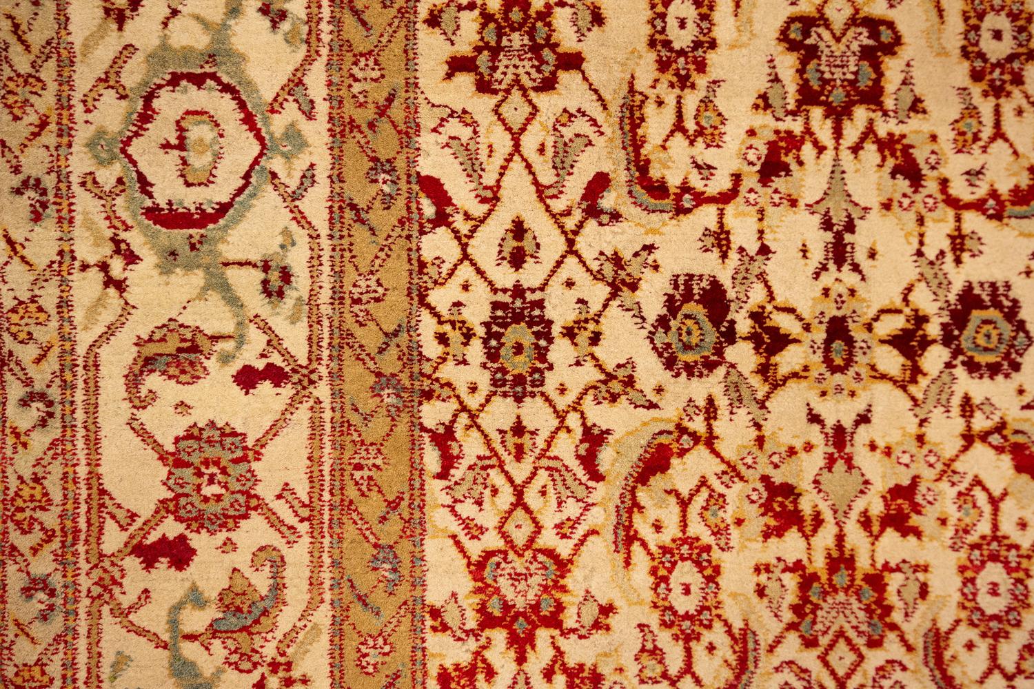Indischer antiker Teppich in Agra-Fisch-Design, elfenbeinfarbenes Feld mit Blumenmuster, Allover im Zustand „Gut“ im Angebot in Ferrara, IT