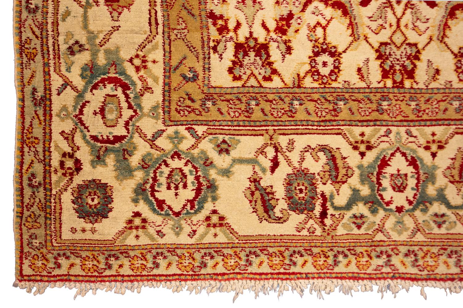 Indischer antiker Teppich in Agra-Fisch-Design, elfenbeinfarbenes Feld mit Blumenmuster, Allover (19. Jahrhundert) im Angebot