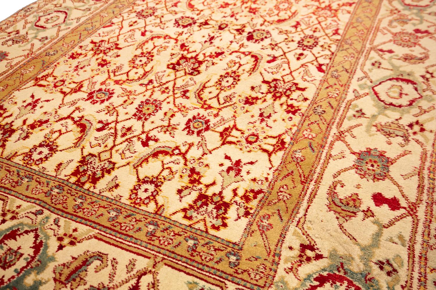 Indischer antiker Teppich in Agra-Fisch-Design, elfenbeinfarbenes Feld mit Blumenmuster, Allover (Wolle) im Angebot