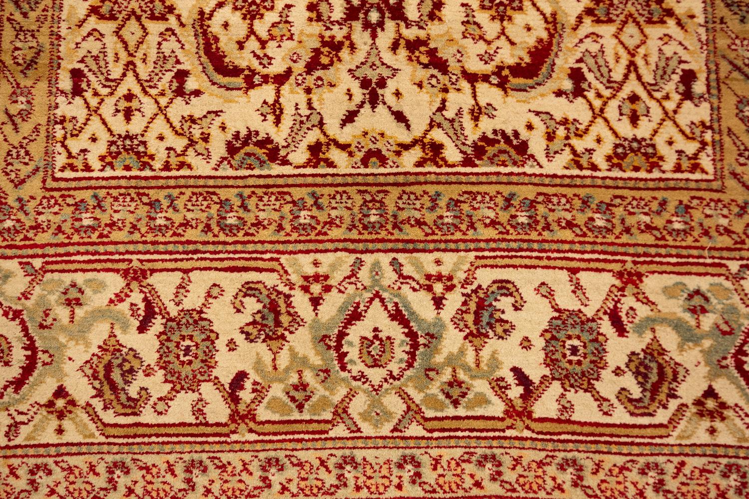 Indischer antiker Teppich in Agra-Fisch-Design, elfenbeinfarbenes Feld mit Blumenmuster, Allover im Angebot 1
