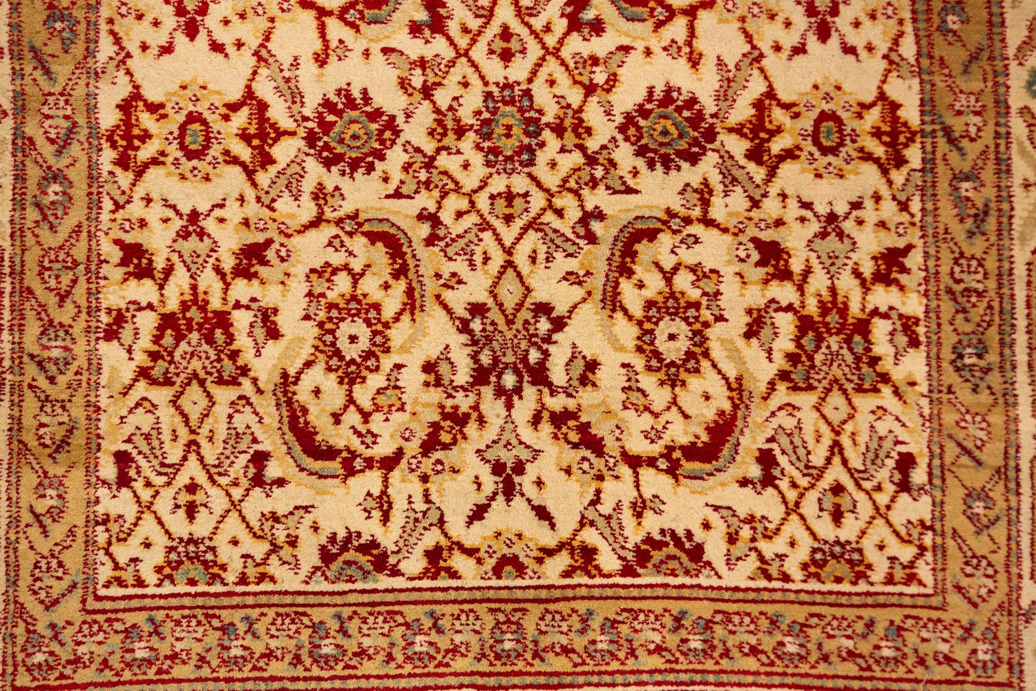 Indischer antiker Teppich in Agra-Fisch-Design, elfenbeinfarbenes Feld mit Blumenmuster, Allover im Angebot 2
