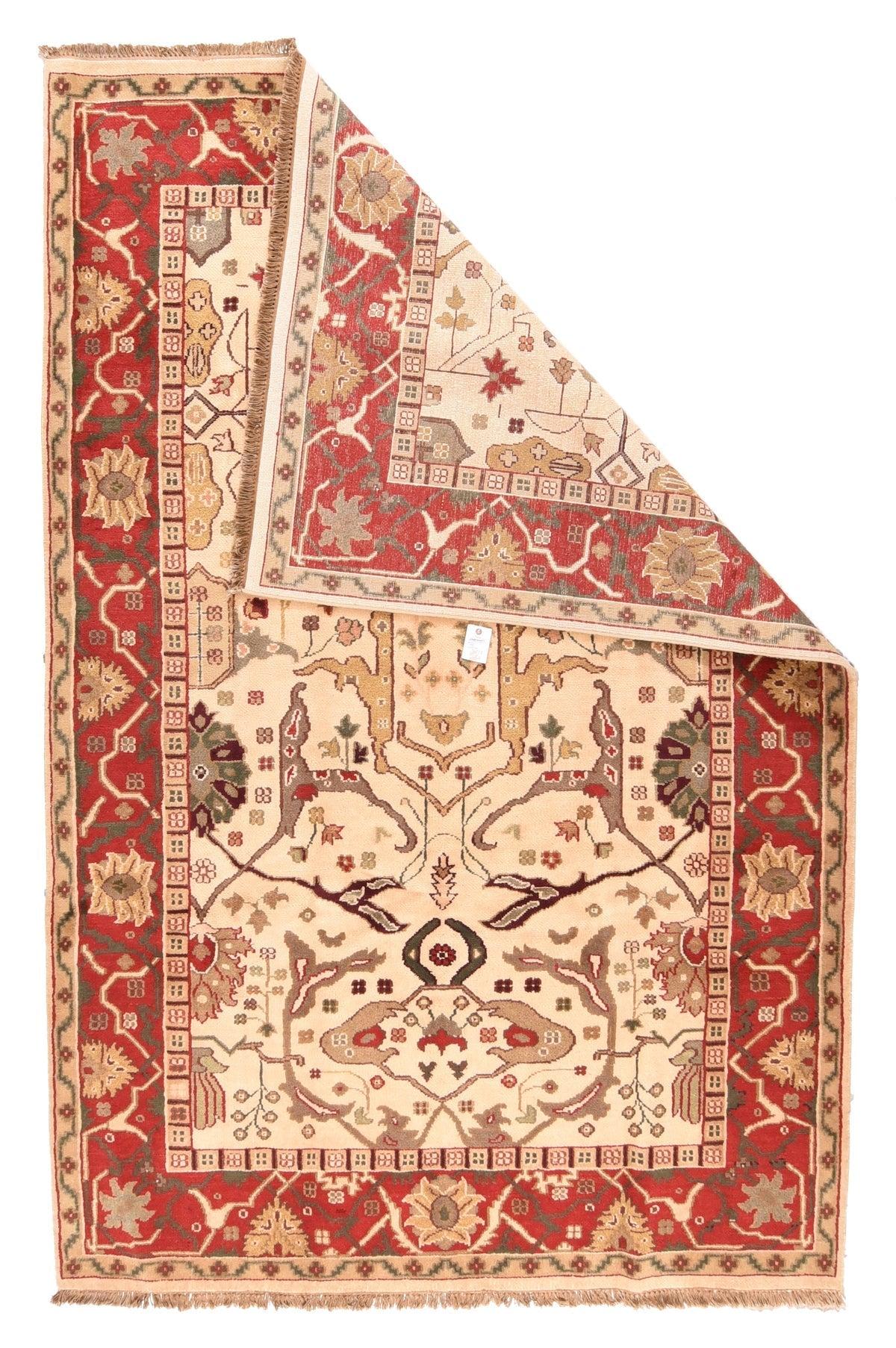 Tappeto indiano Agra 6'2'' x 9'0''. Questo spargimento spazioso e audacemente disegnato con una disposizione semi-geometrica e verticalmente asimmetrica in stile Heriz presenta un campo di sabbia color crema con una varietà di arabeschi biforcuti