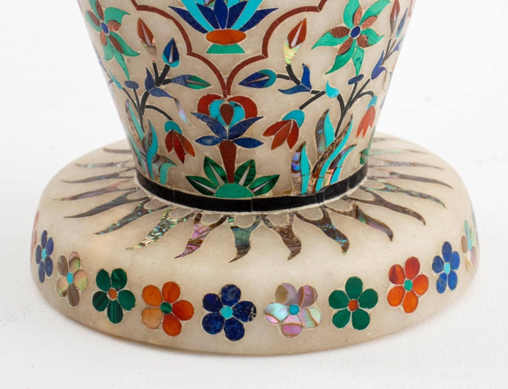 Vase / urne indien en albâtre avec des pierres semi-précieuses incrustées dans un motif de fleurs et de feuillages, comprenant : malachite, turquoise, lapis-lazuli, nacre et autres, non marqué.

Dimensions : 7