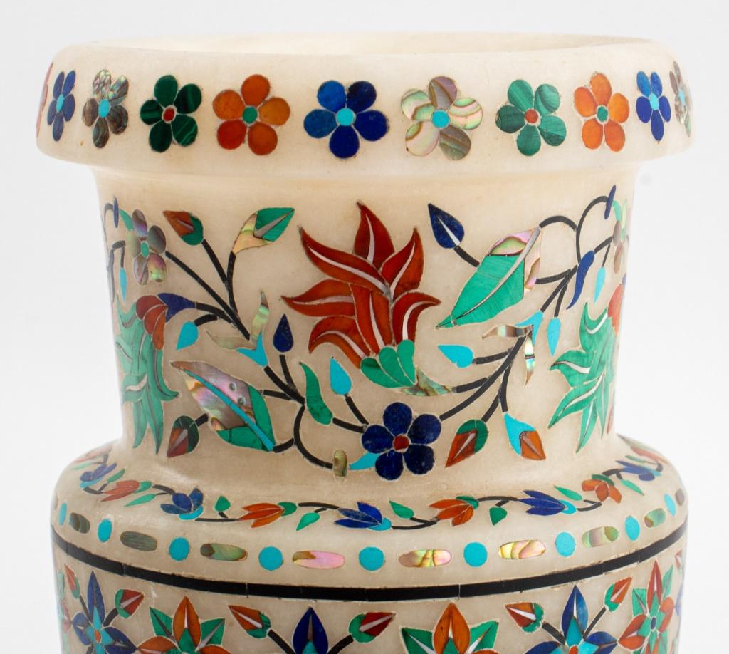 Anglo-indien Vase indien en albâtre avec incrustation de pierres semi-précieuses en vente