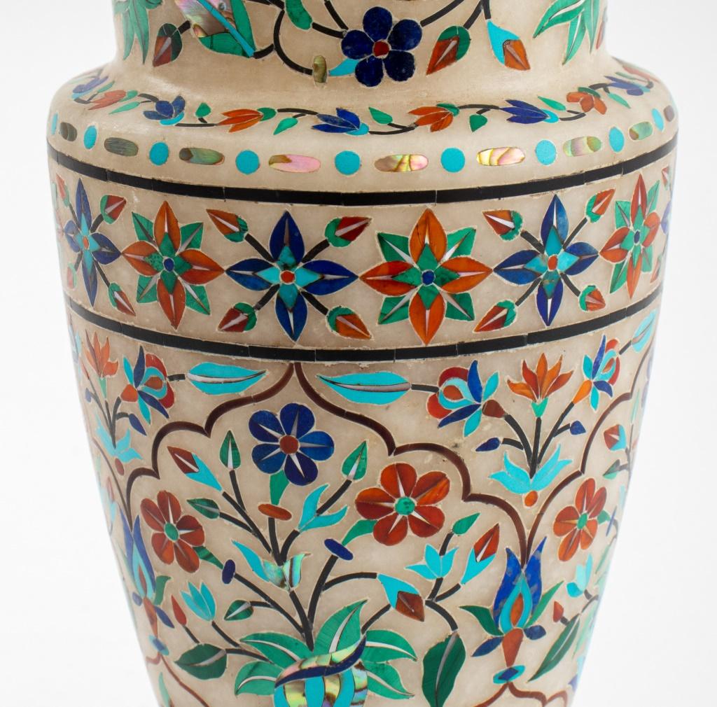 Incrusté Vase indien en albâtre avec incrustation de pierres semi-précieuses en vente