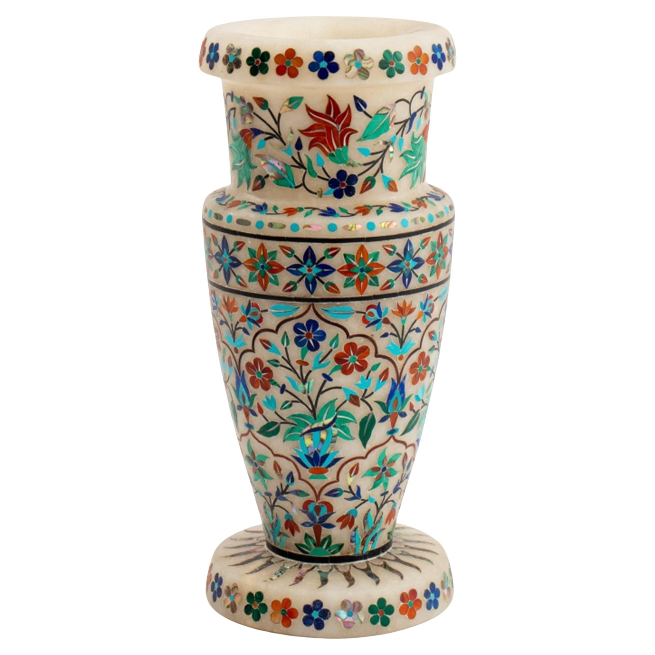 Vase indien en albâtre avec incrustation de pierres semi-précieuses