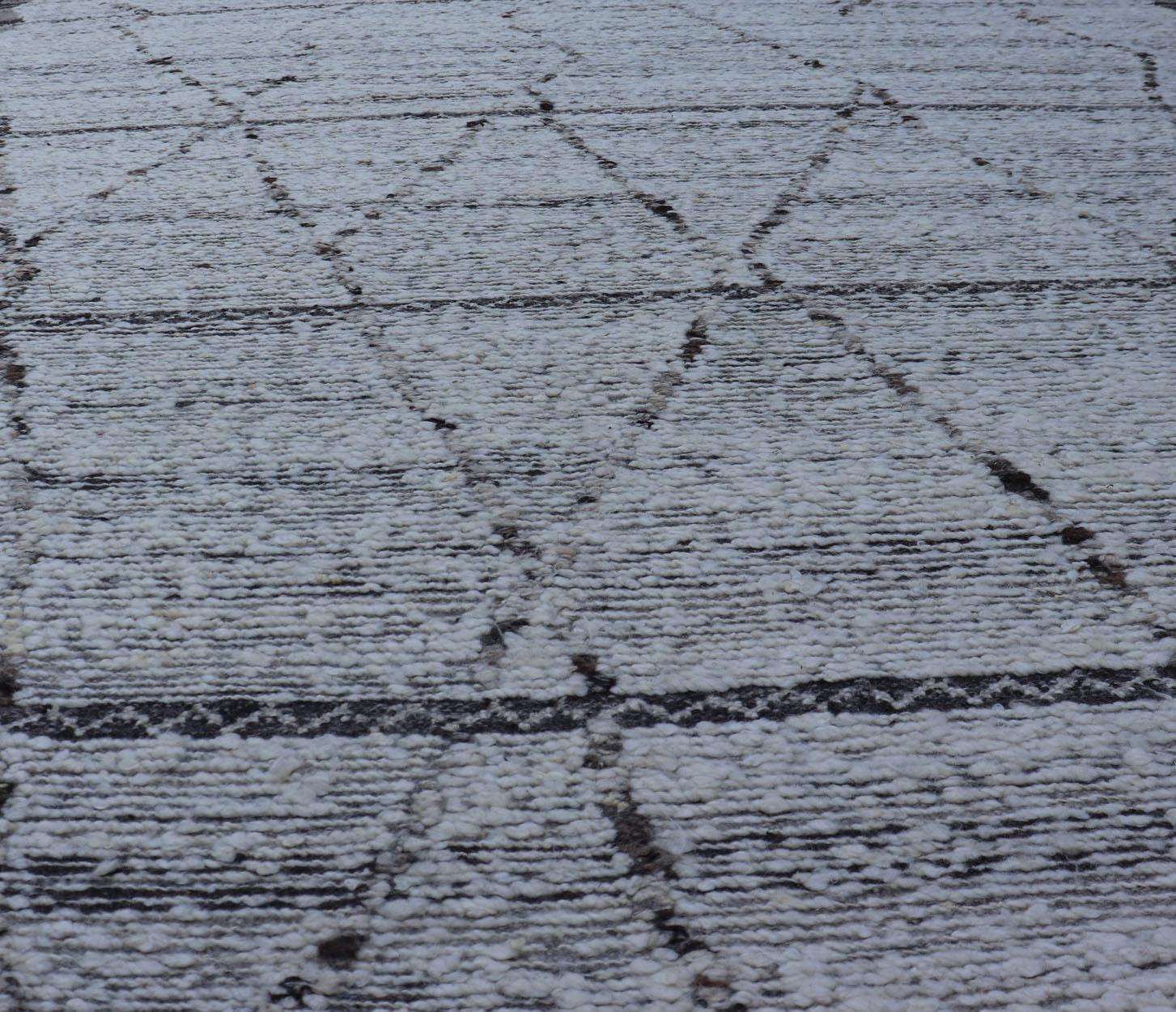 Tapis moderne tout neutre au design minimaliste de diamants blanc cassé, gris et noir en vente 3